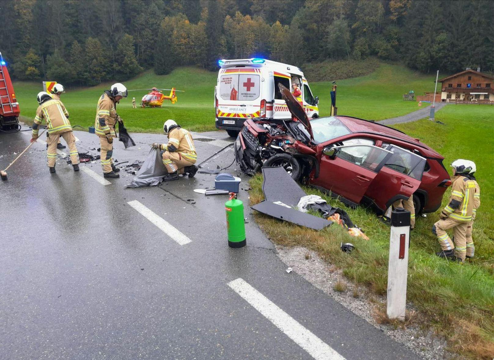Autos völlig zerfetzt – heftiger Frontal-Crash in Tirol