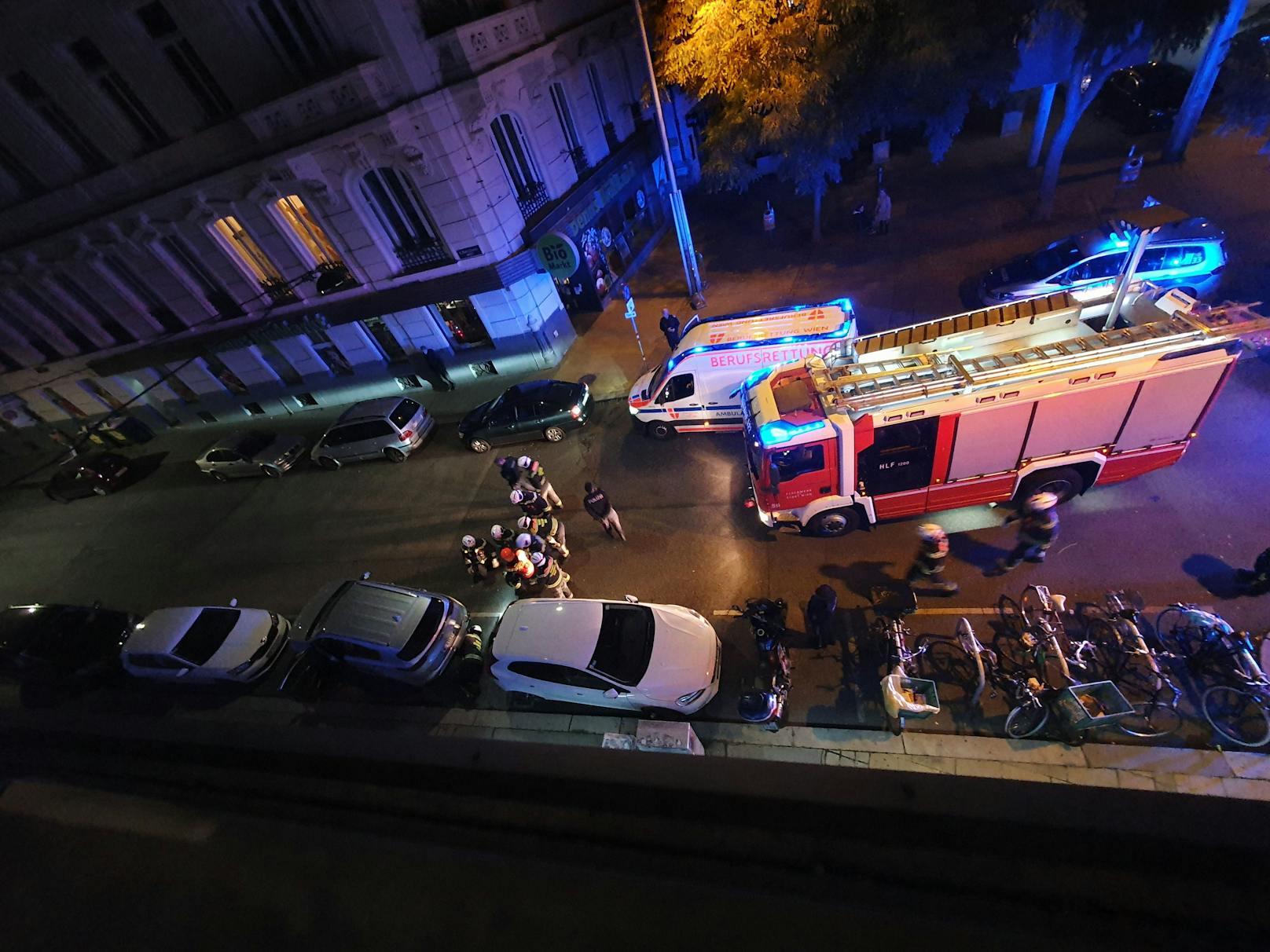 Der Grund: Ein Mann steckte unter einem Auto fest.