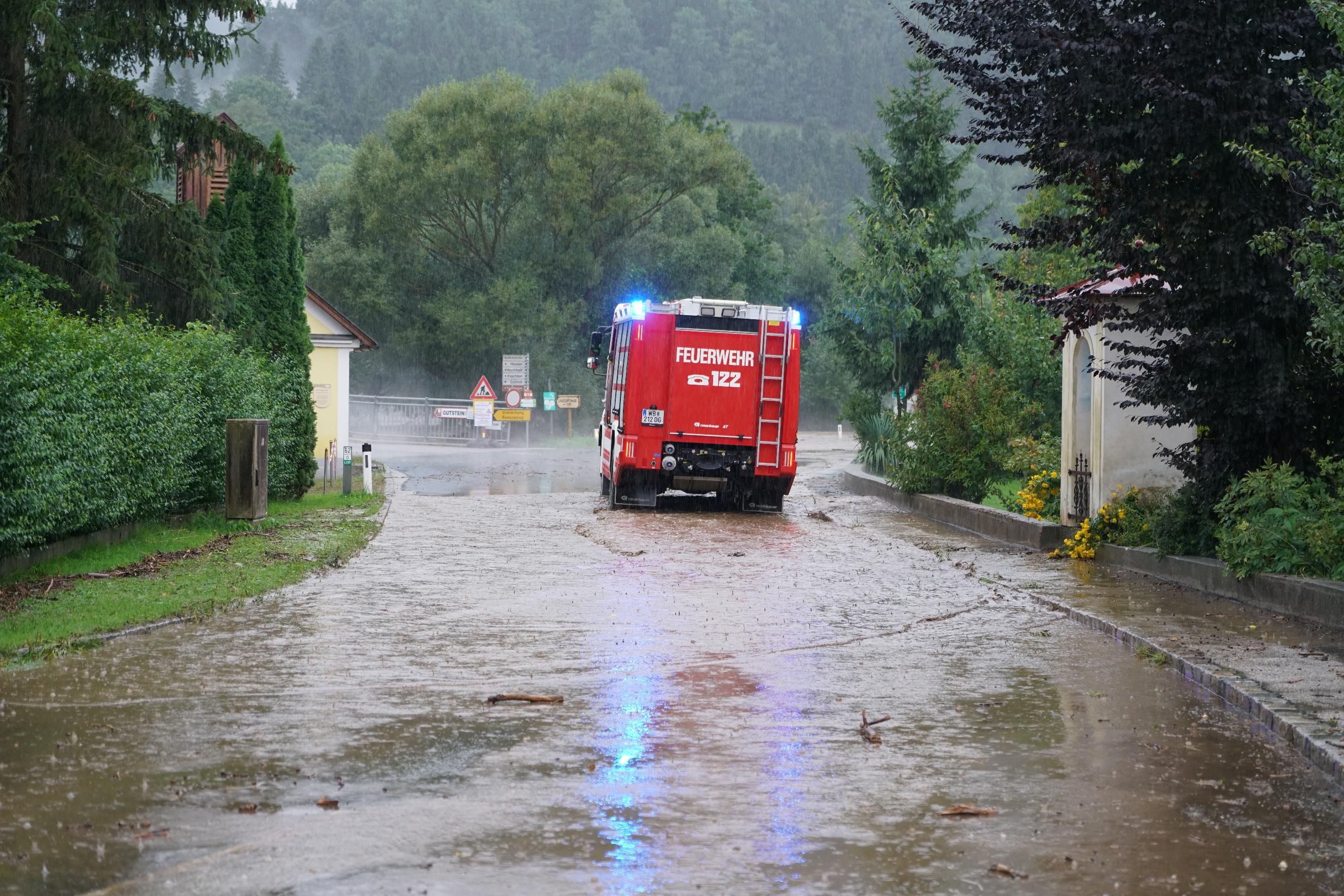 Ein Feuerwehrfahrzeug im Unwetter-Einsatz nach einem Starkregen-Ereignis. Symbolfoto.