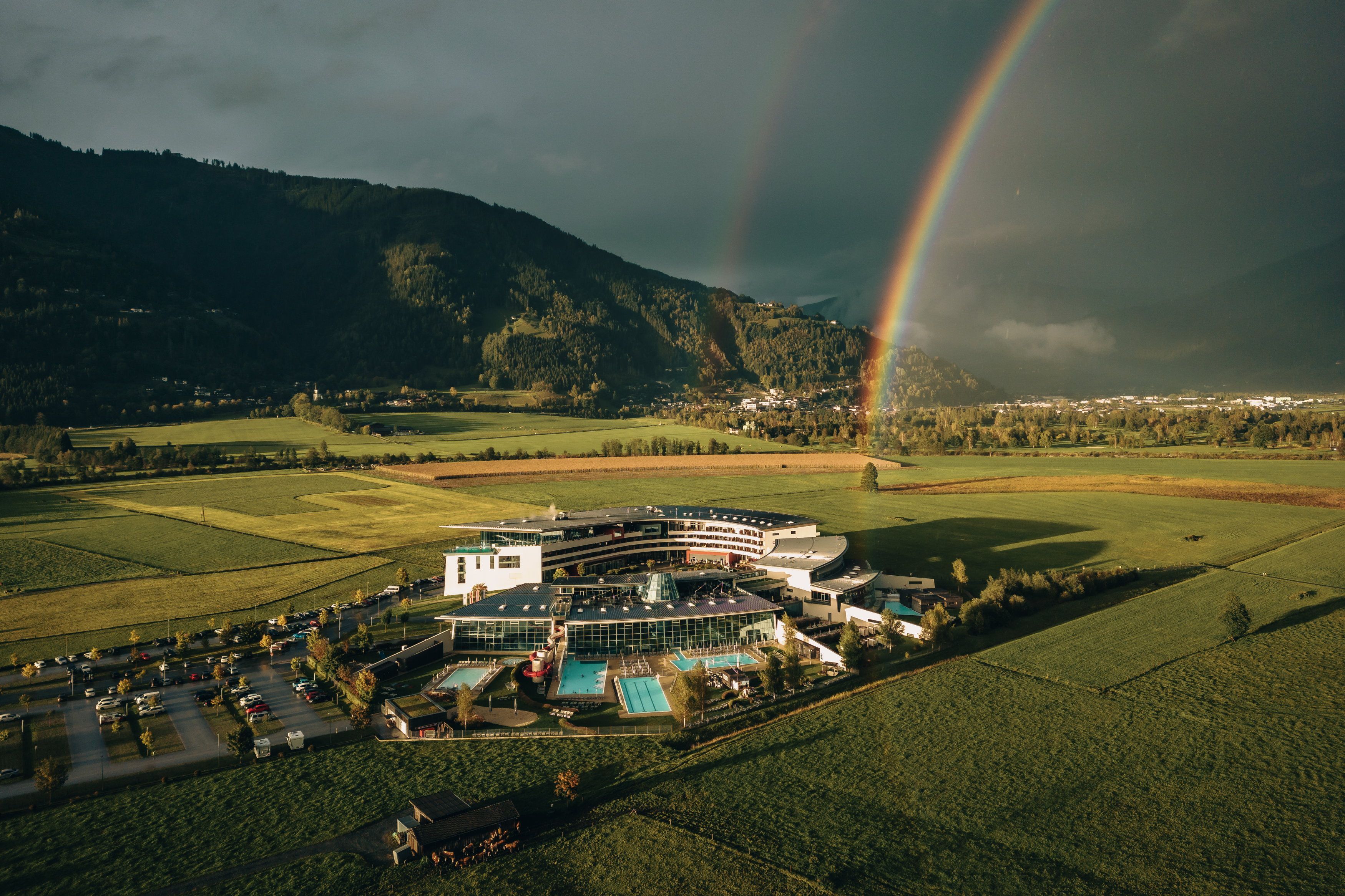 Ein Regenbogen über der TauernSpa und der Landschaft in Kaprun. Aufgenommen am 26. September 2022.