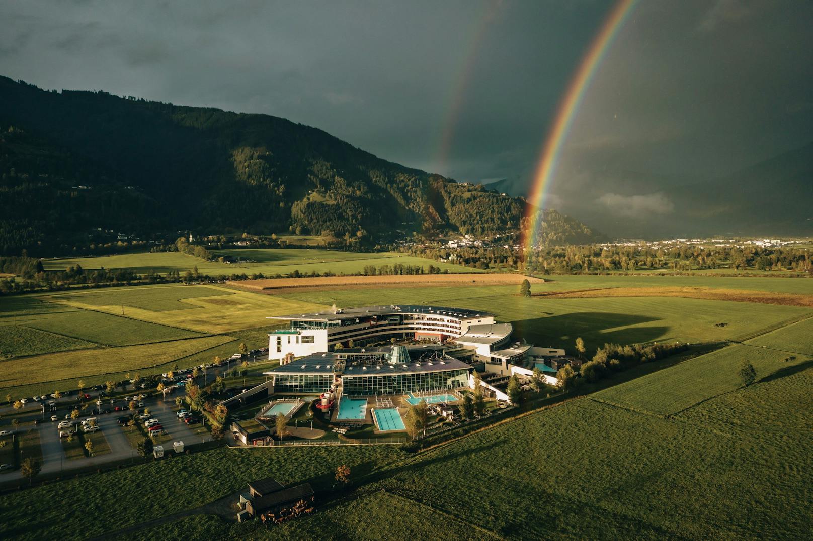 Ein Regenbogen über der TauernSpa und der Landschaft in Kaprun. Aufgenommen am 26. September 2022.