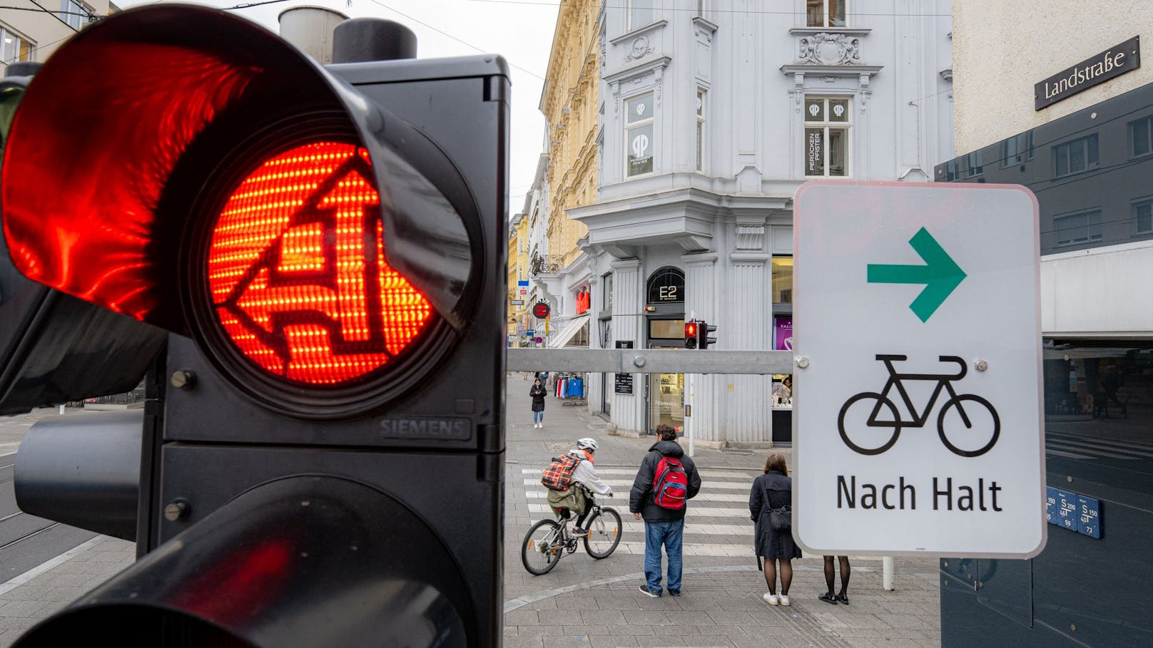 An manchen Kreuzungen dürfen Fahrräder jetzt auch bei Rot abbiegen. (Symbolbild)