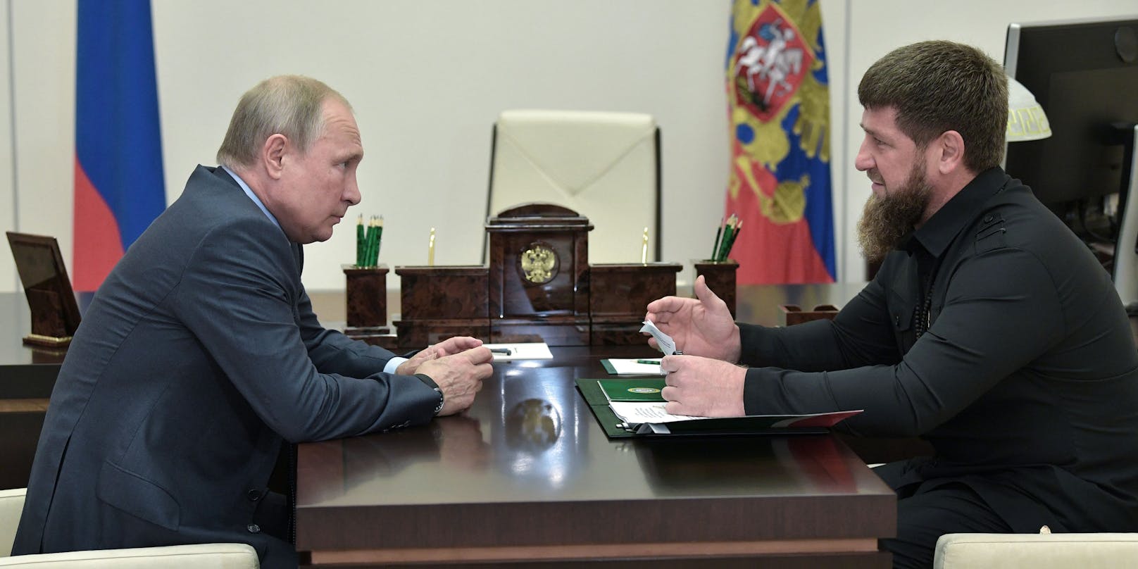 Wladimir Putin bei einem Treffen mit "Bluthund" Ramsan Kadyrow.