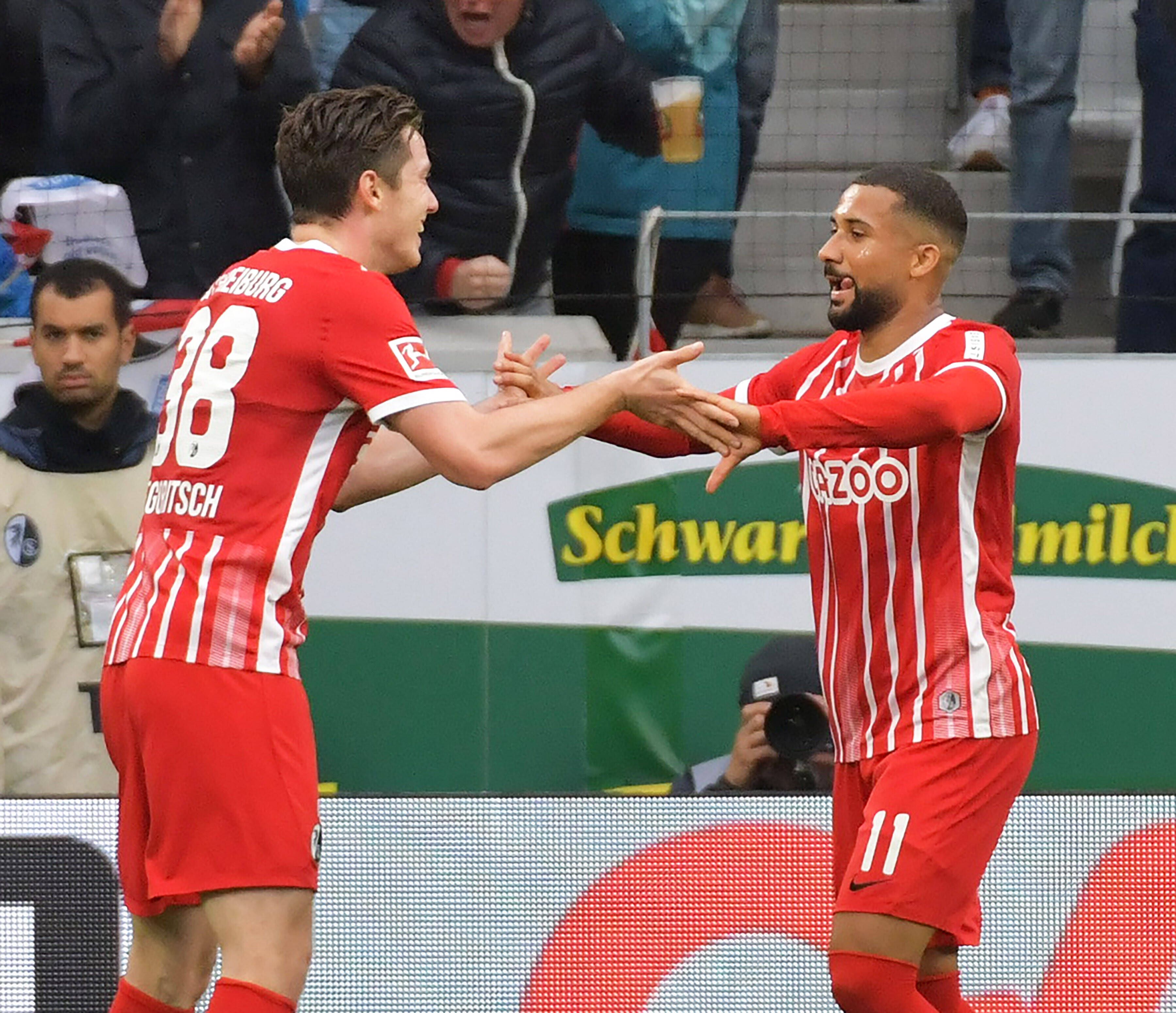 Michael Gregoritsch trifft gegen Karim Onisiwo.