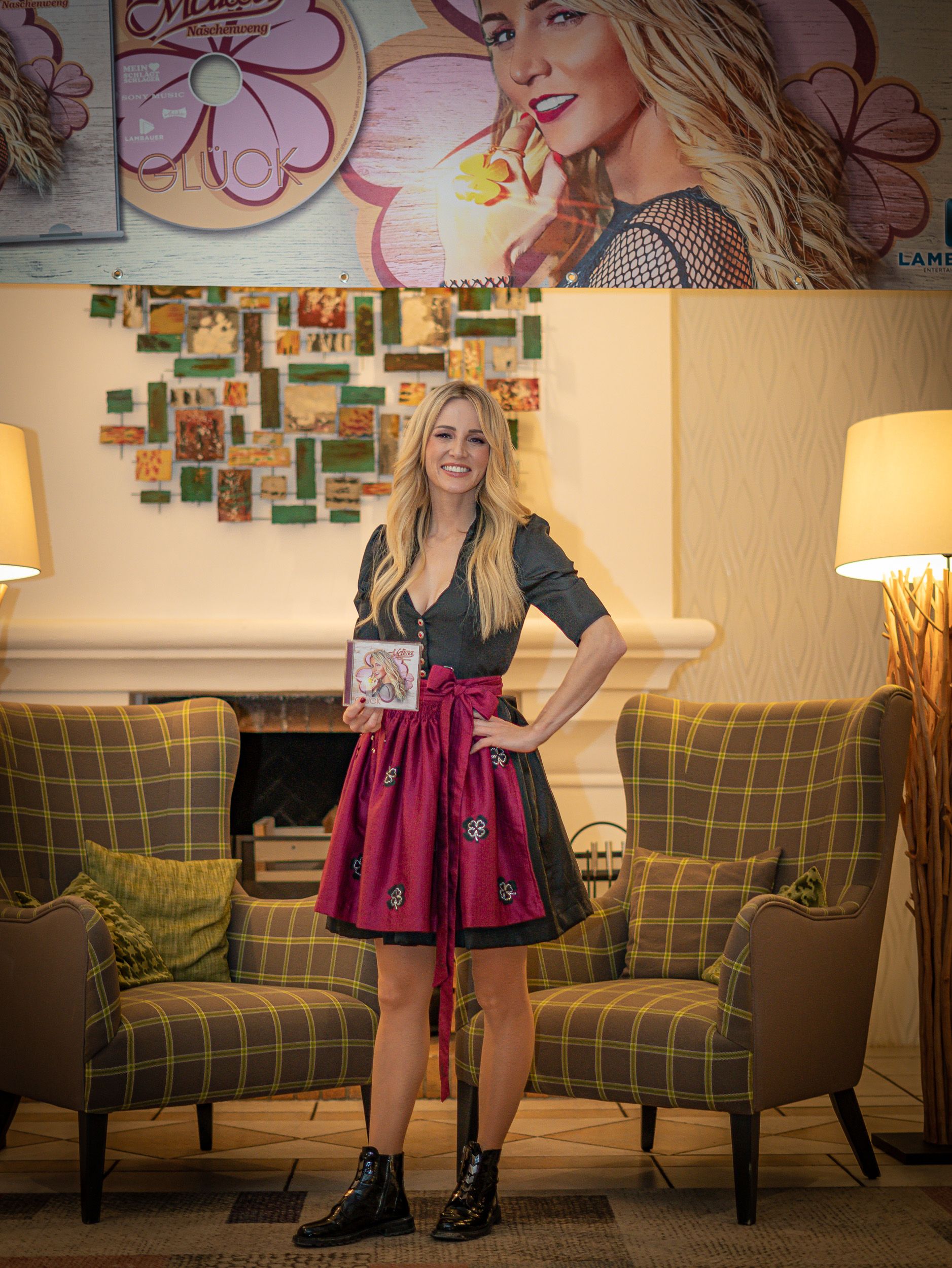 Doch ihre Lederhose hat die Österreicherin gegen ein Dirndl getauscht.