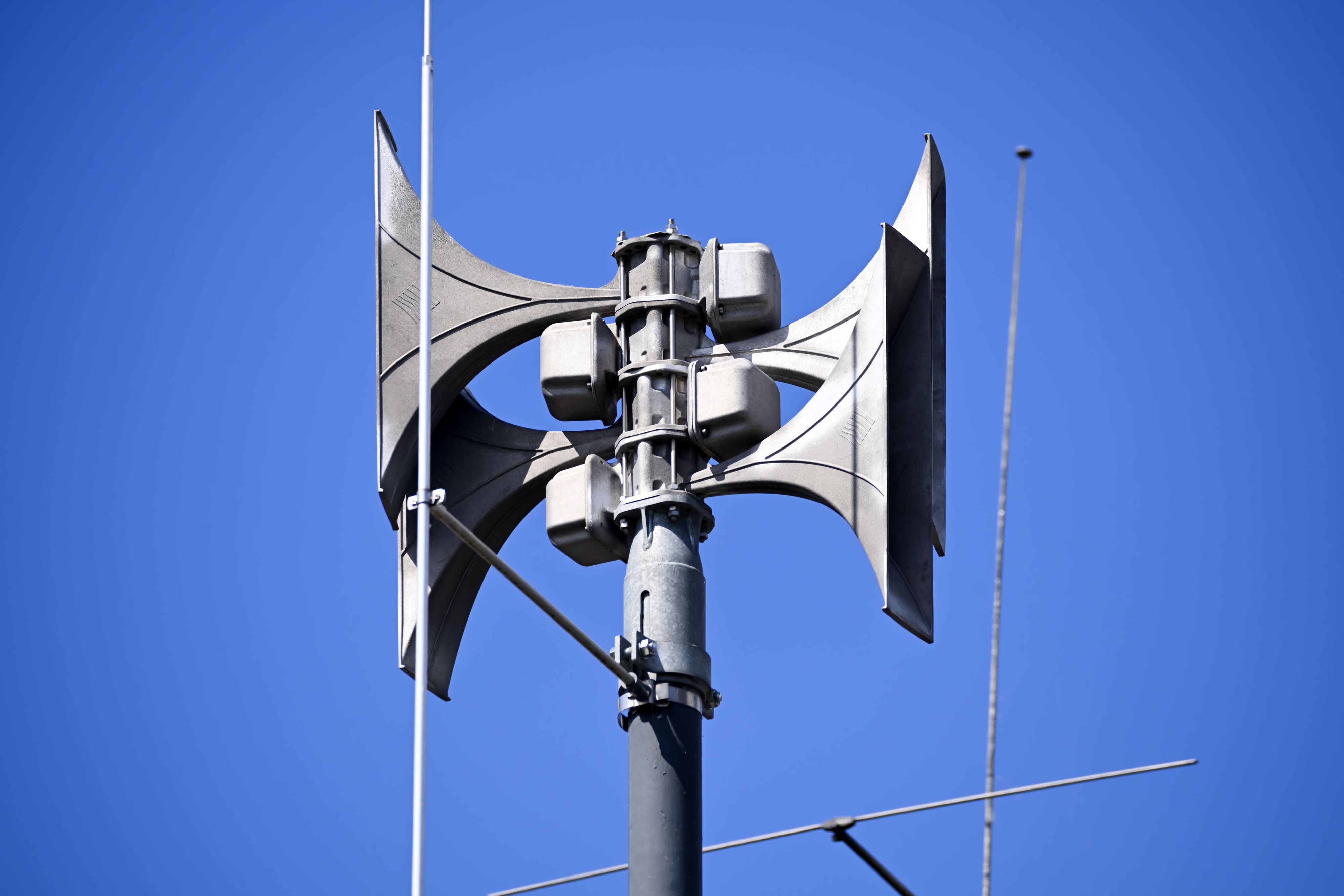 Elektronische Sirene auf einem Dach.