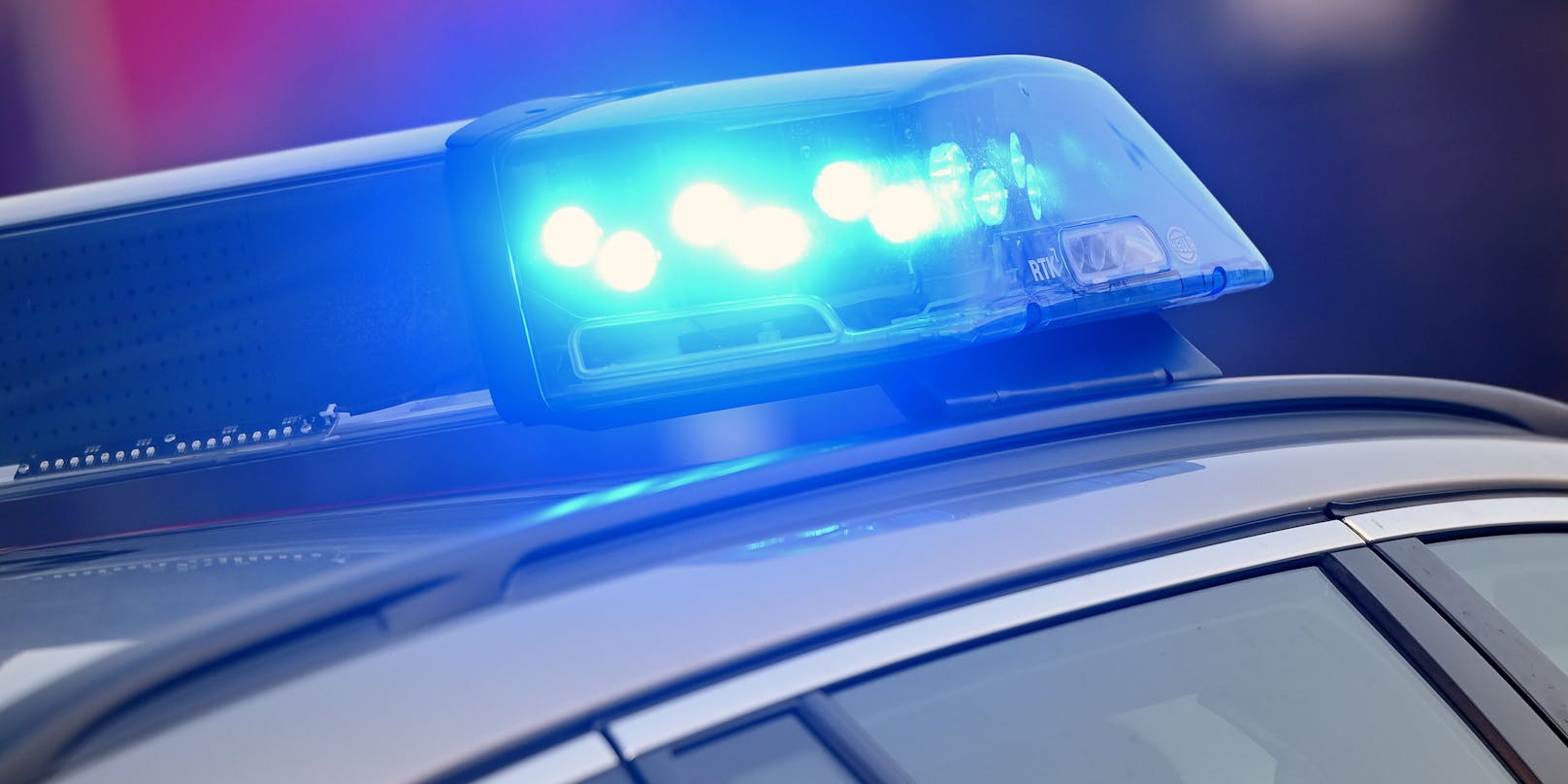 Blaulicht eines Polizeiwagens im Einsatz. Symbolbild