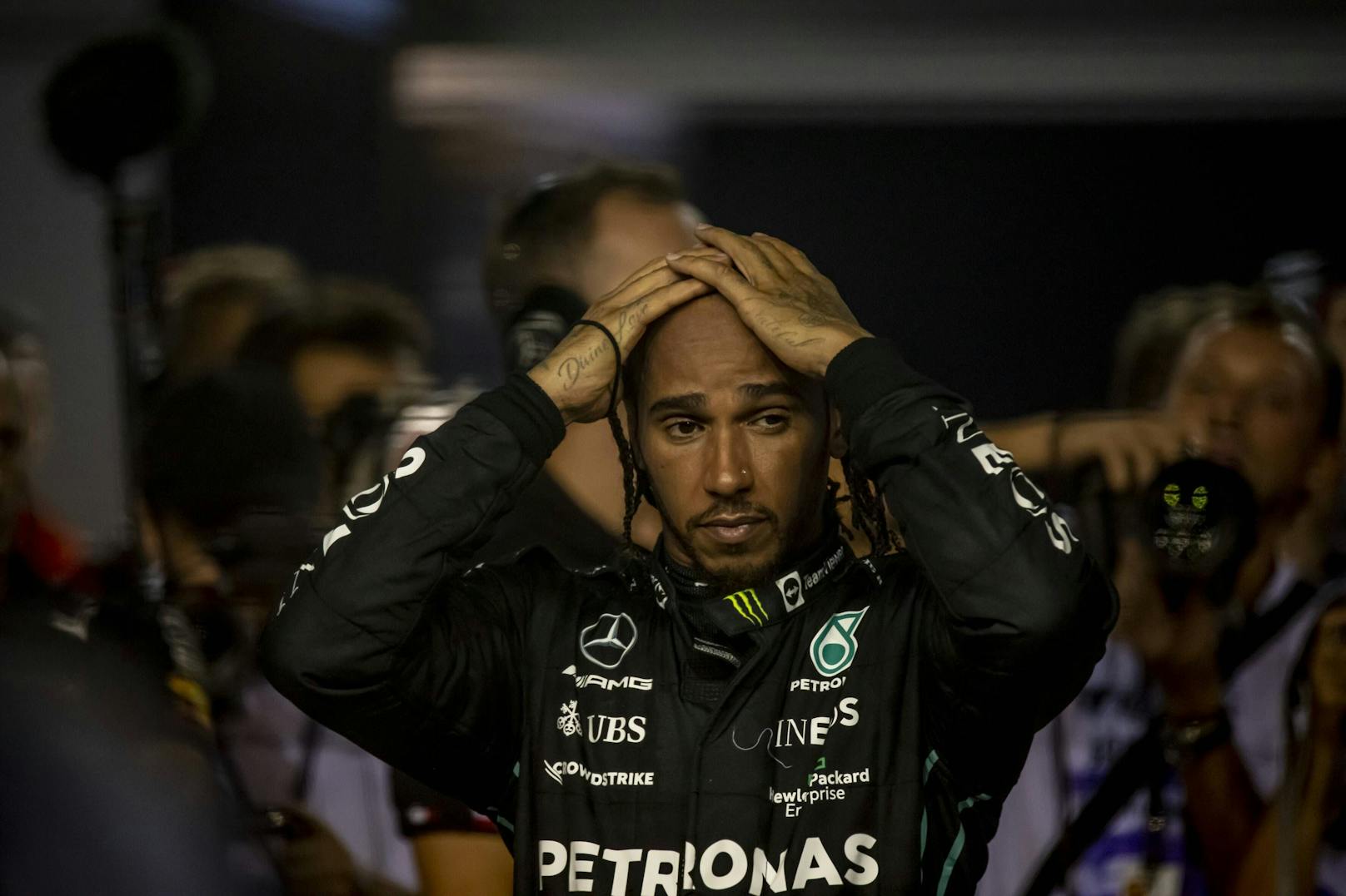 "Ins F1-Auto gepinkelt?" Hamilton beim Lügen ertappt