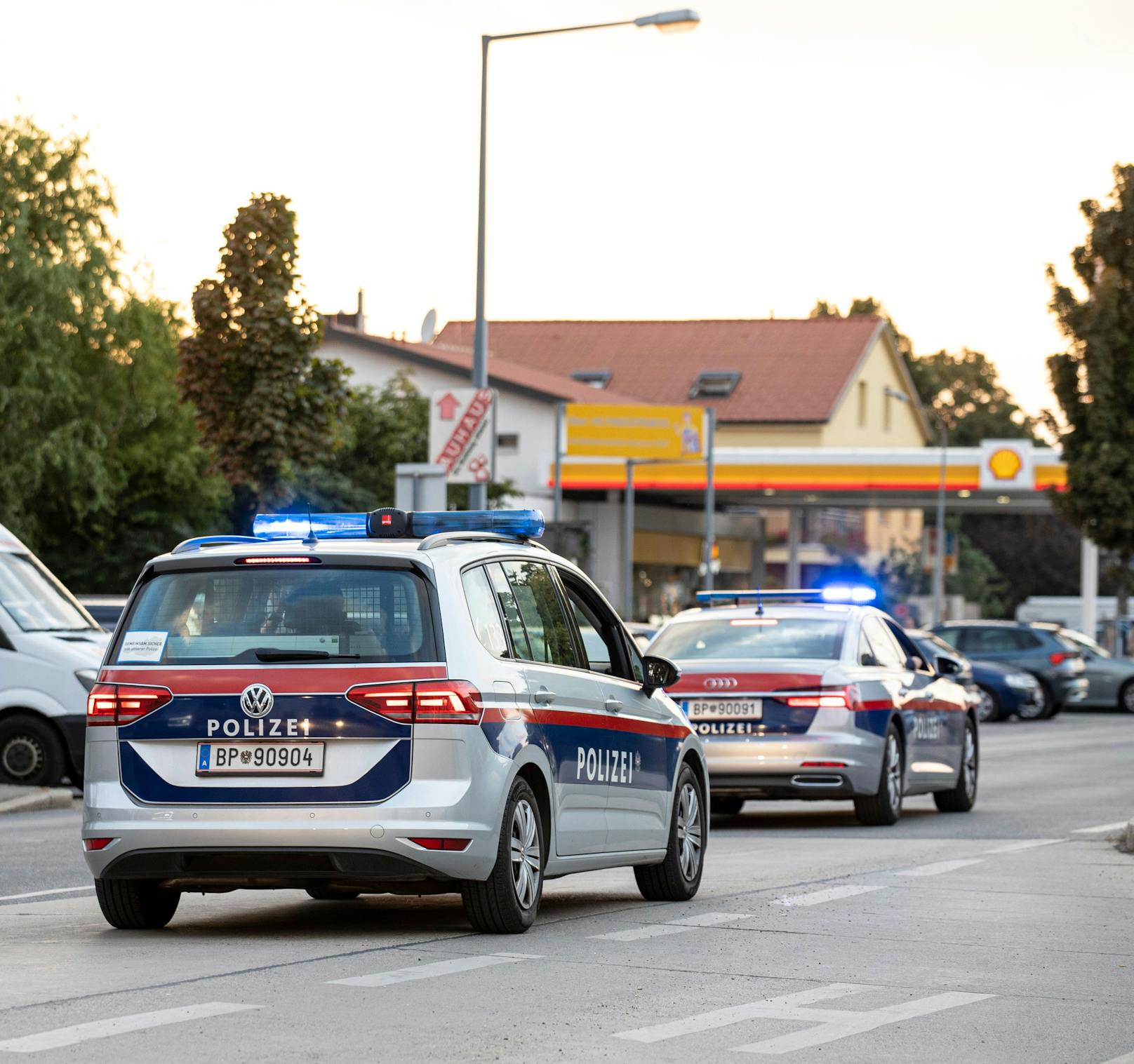 Polizeiautos in Wien mit eingeschaltetem Blaulicht. Symbolbild.