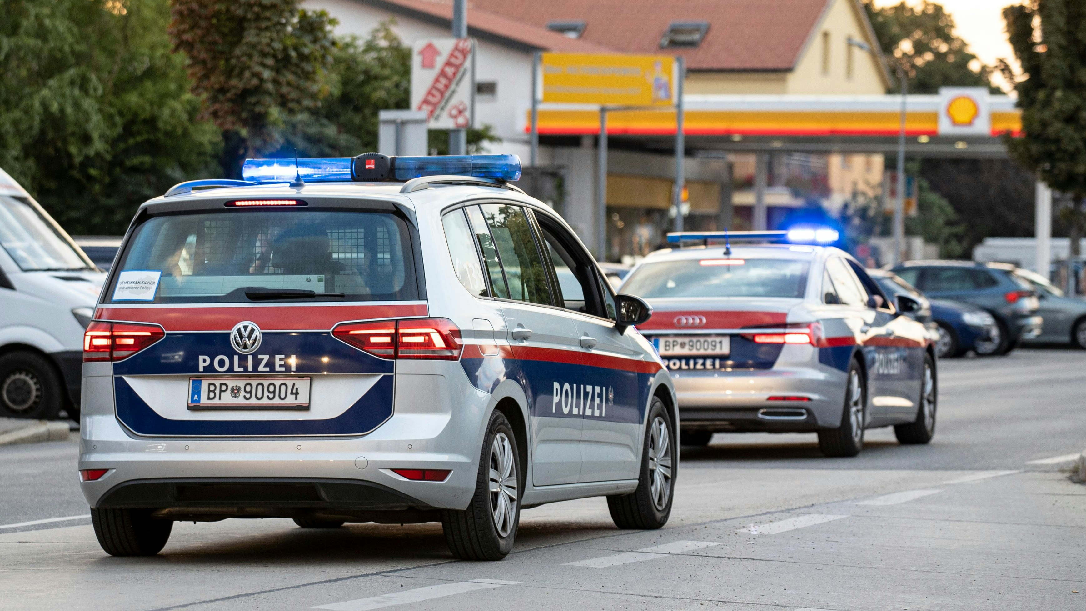 Polizeiautos in Wien mit eingeschaltetem Blaulicht. Symbolbild.
