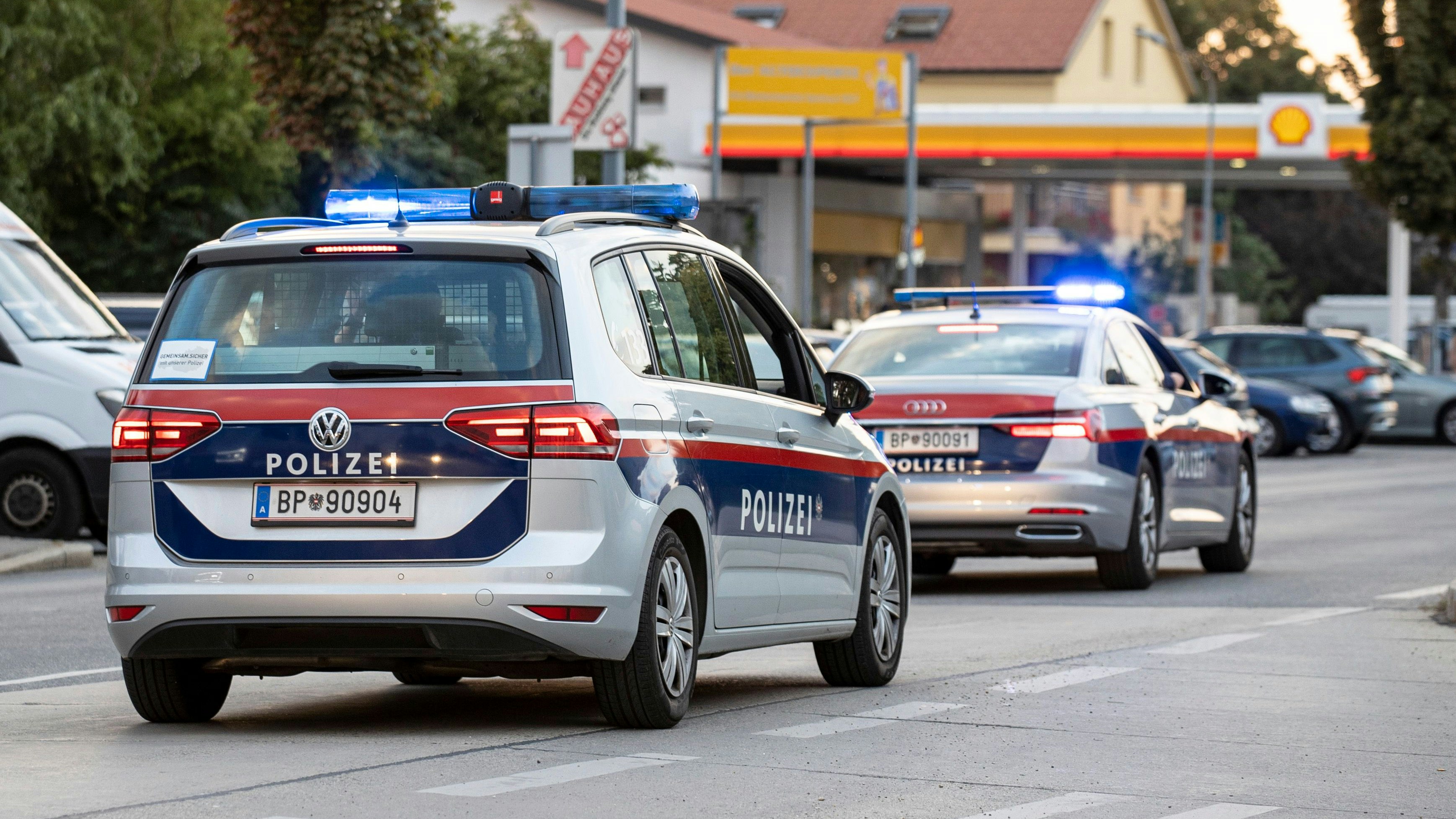 Polizeiautos in Wien mit eingeschaltetem Blaulicht. Symbolbild.