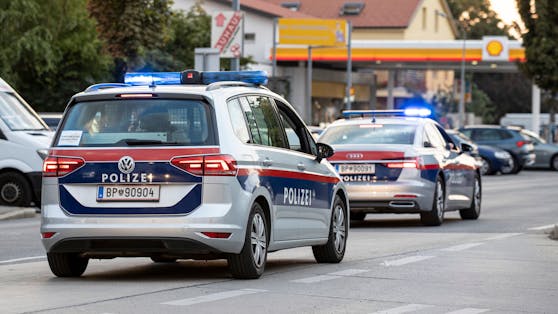Polizeiautos in Wien mit eingeschaltetem Blaulicht. (Symbolbild)
