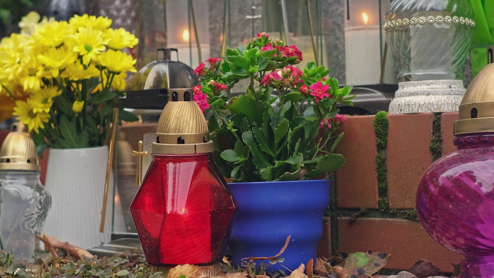 Kupferdiebe haben sich an Urnen vergangen (Symbolfoto).