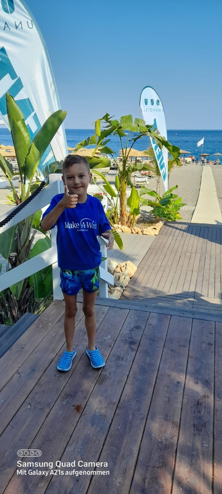 Überglücklich strahlt Alex in die Kamera: Der achtjährige Junge leidet an einer schweren Herzerkrankung. Sein größter Wunsch, Urlaub am Meer, ging nun in Erfüllung.