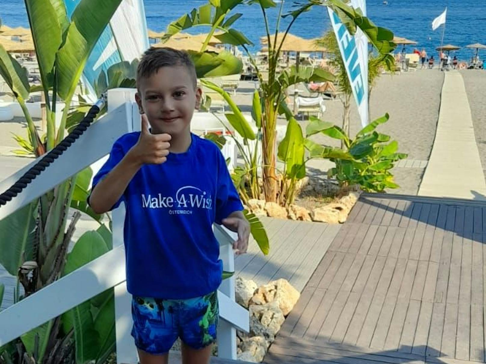 Überglücklich strahlt Alex in die Kamera: Der achtjährige Junge leidet an einer schweren Herzerkrankung. Sein größter Wunsch, Urlaub am Meer, ging nun in Erfüllung.