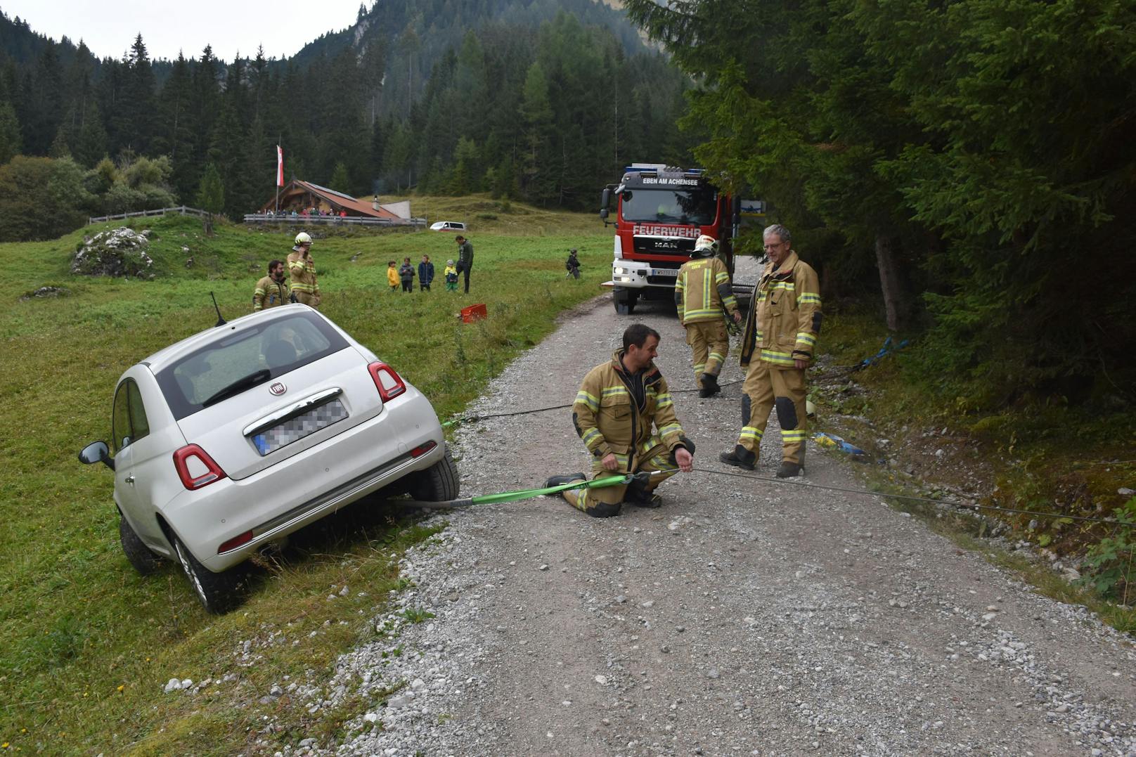 Am Ende musste die Feuerwehr das Auto von der Buchauer Alm retten. (1. Oktober 2022)