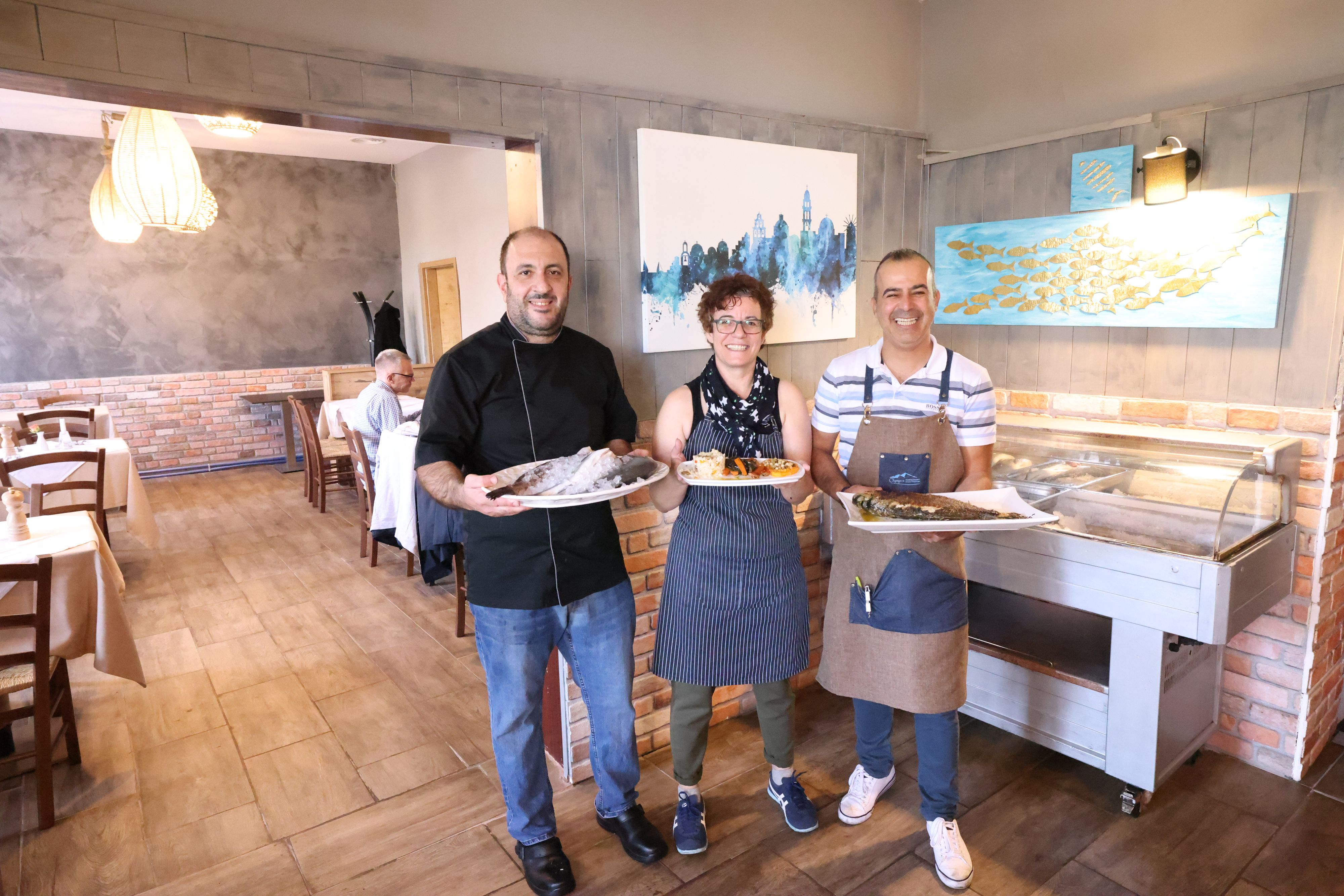 Beste Freunde und Geschwister: Dimitrios (li., 41) und bester Freund Haris (41) – in der Mitte Haris Schwester und Geschäftsführerin Antigone (47). Mit 20 Jahren Gastro-Erfahrung eröffneten sie ein Fischlokal in Wien.