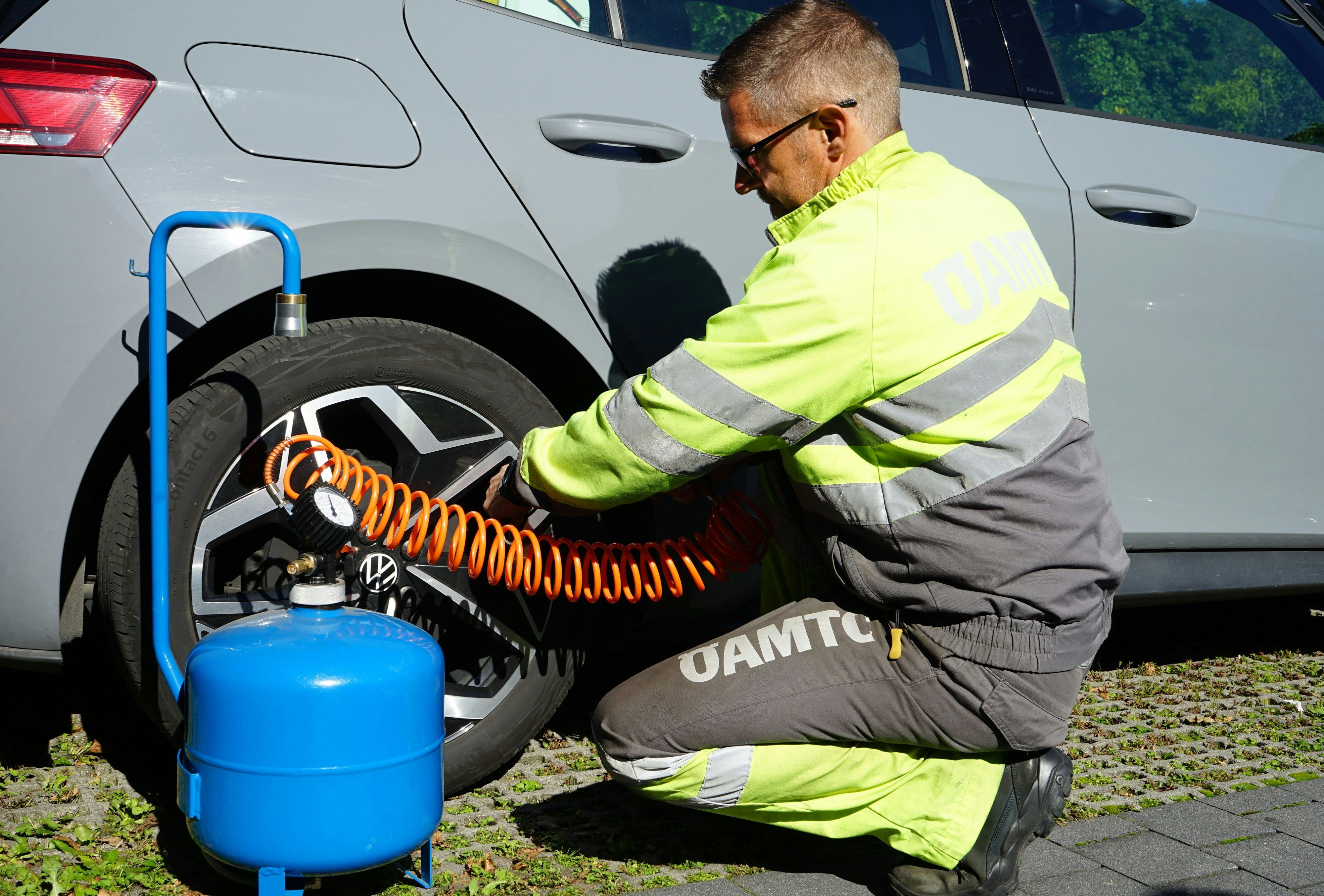 Der ÖAMTC rät zu einer regelmäßigen Kontrolle des Reifendrucks.