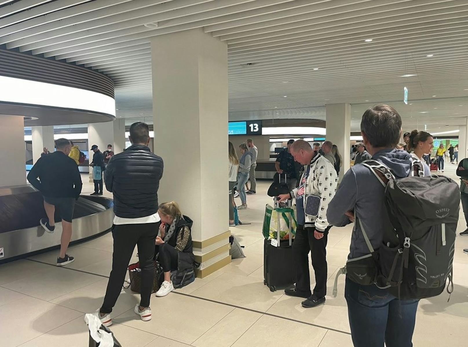 Dutzende Fluggäste warteten am Freitagabend am Flughafen Schwechat auf ihr Gepäck.