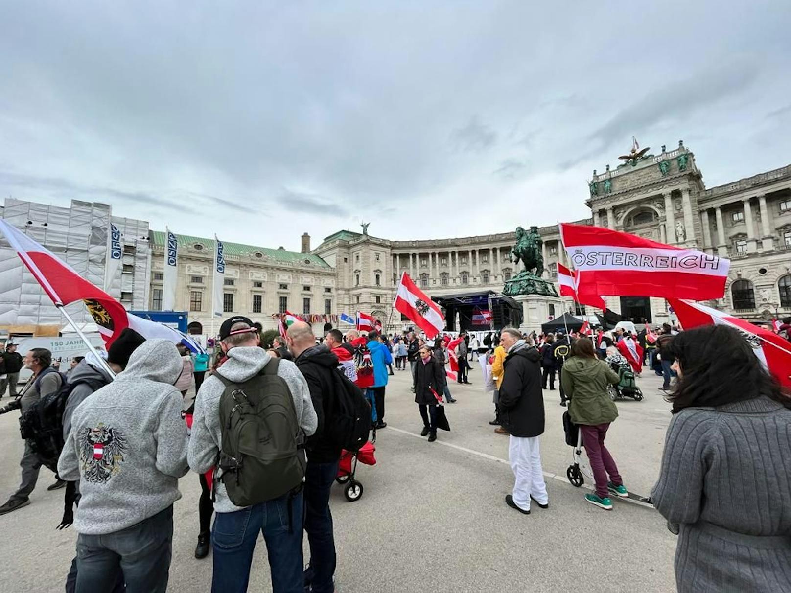Einige mit Österreich-Flaggen ausgerüstete Menschen haben sich am Sonntag eingefunden.
