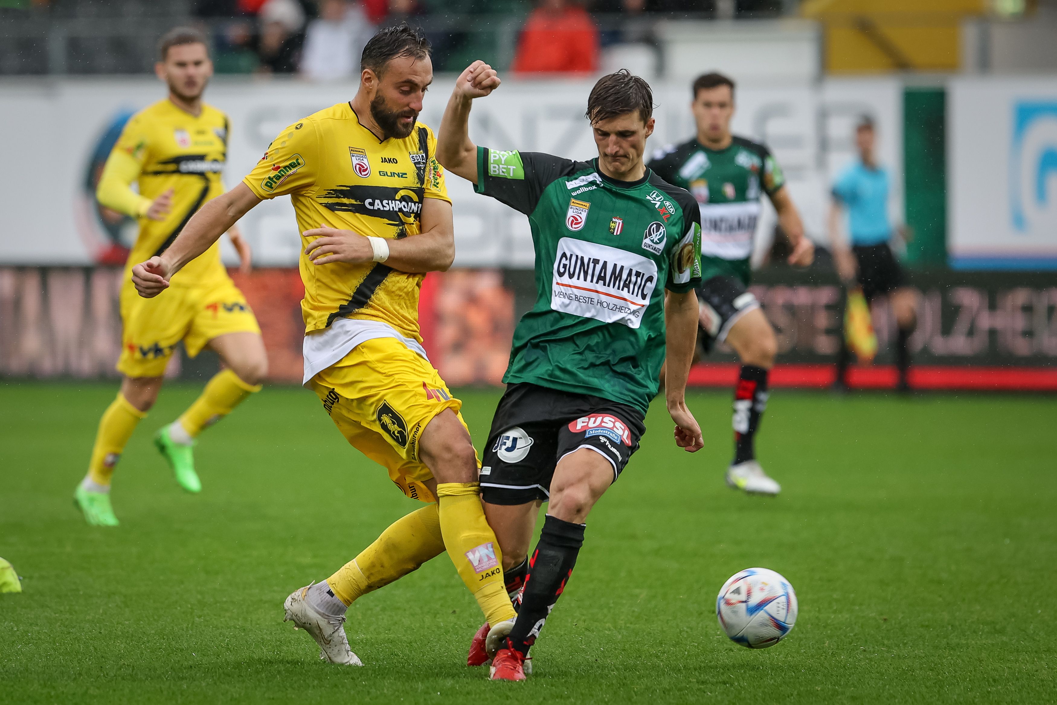 Nuhiu im Zweikampf mit Gragger