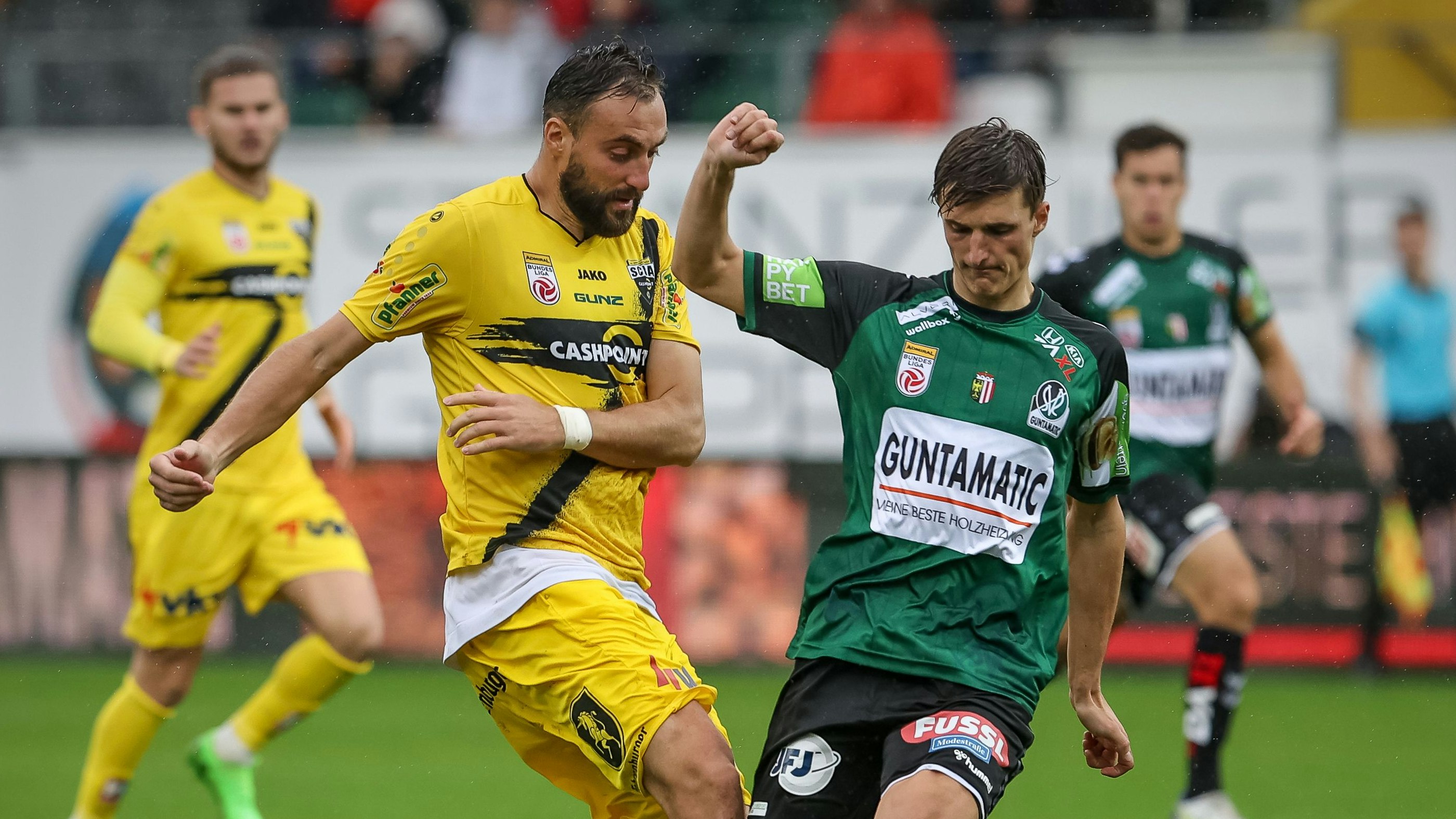 Nuhiu im Zweikampf mit 