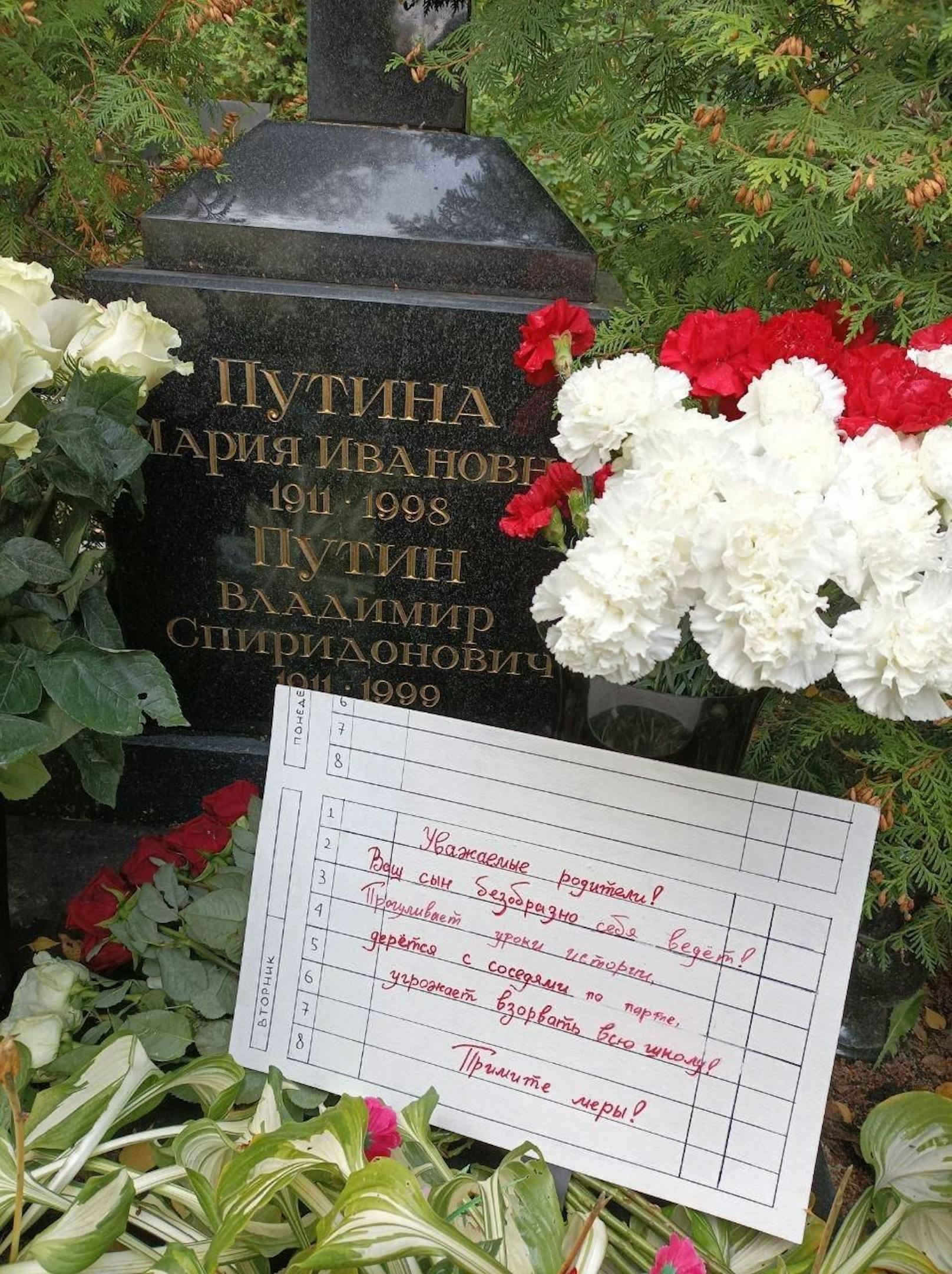 Diese Nachricht haben Aktivisten in St. Petersburg am Grab der Eltern des russischen Präsidenten hinterlassen.