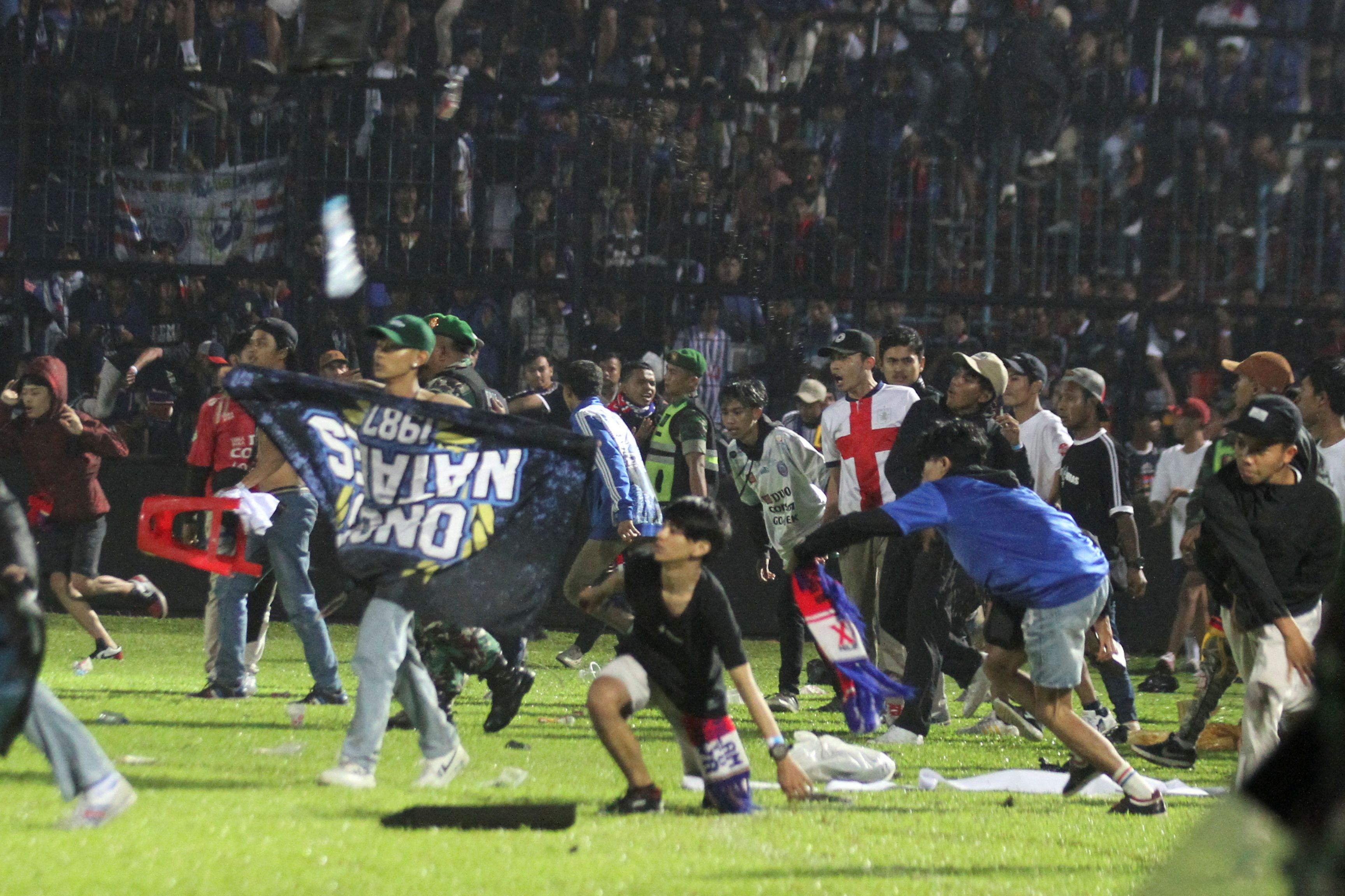 In Indonesien endete ein Fußballmatch mit mindestens 129 Toten. Zu den Ausschreitungen war es nach dem Erstliga-Spiel zwischen Arema FC und Persebaya FC gekommen. Im Anschluss an die 2:3-Niederlage in Malang hatten Tausende Zuschauer den Platz gestürmt. Auf Fotos ist unter anderem ein völlig zerstörtes Auto im Stadion zu sehen. Weitere Bilder zeigen den Platzsturm sowie Rauchschwaden auf dem Platz und auf den Tribünen. Unter den Toten seien auch zwei Mitglieder der Polizei gewesen, sagte Provinzpolizeichef Afinta. Die meisten Menschen seien an Sauerstoffmangel gestorben. Noch rund 180 Menschen sind nach seinen Angaben in Kliniken. Bei den Ausschreitungen wurden überdies 13 Fahrzeuge beschädigt, darunter zehn der Polizei. Die Fussball-Clubs Arema und Persebaya sprachen den Opfern und ihren Familien ihr Beileid aus.