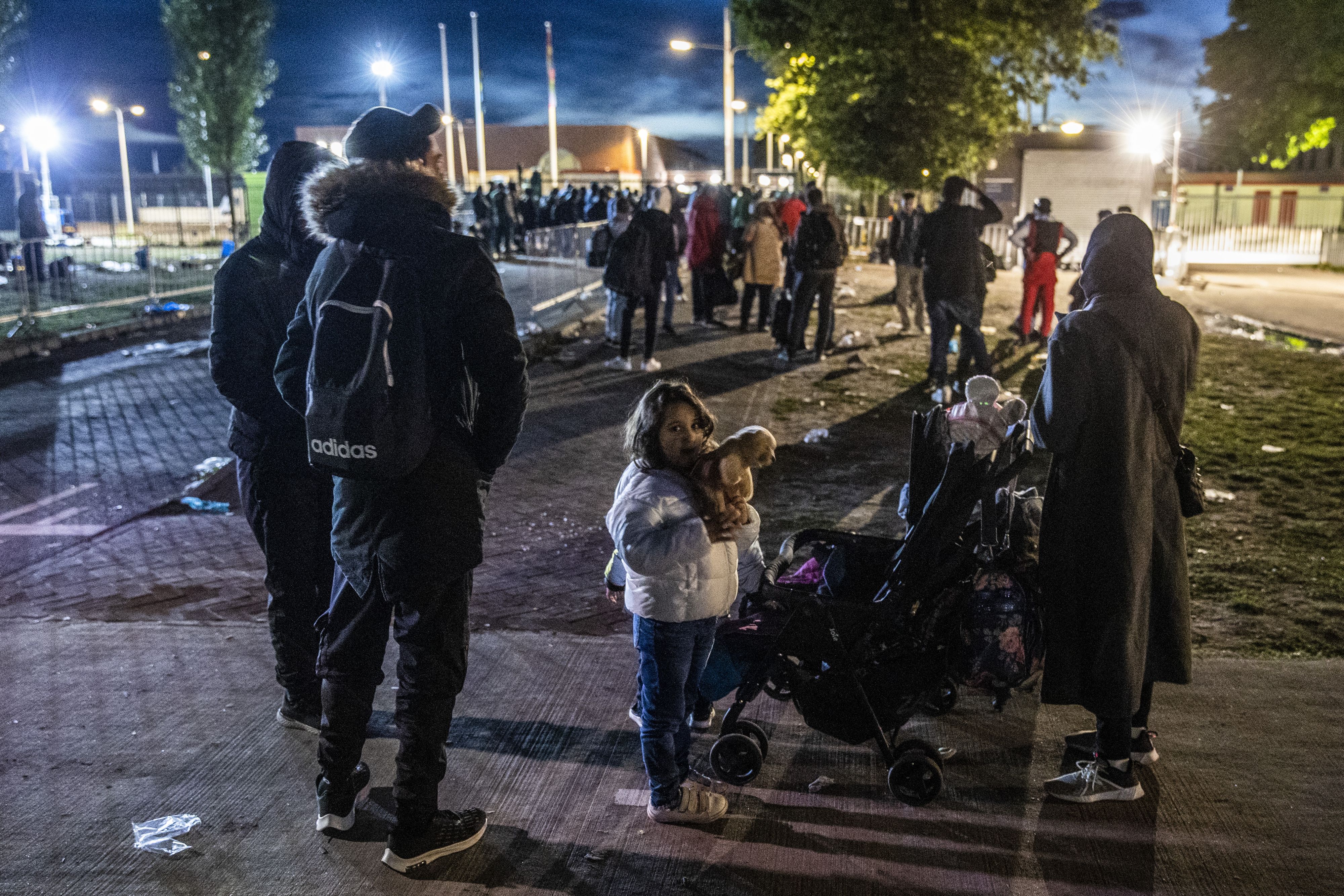 Download von www.picturedesk.com am 02.10.2022 (12:36).  2022-09-28 20:20:29 TER APEL - Asylum seekers with small children at the application center. Once again, several dozen people stayed outside the gates of the asylum seekers' center, while Van der Burg had previously announced that no one had to sleep outside anymore and that anyone who wanted to could be accommodated elsewhere at an emergency location. ANP VINCENT JANNINK netherlands out - belgium out - 20220928_PD9168 - Rechteinfo: Rights Managed (RM)