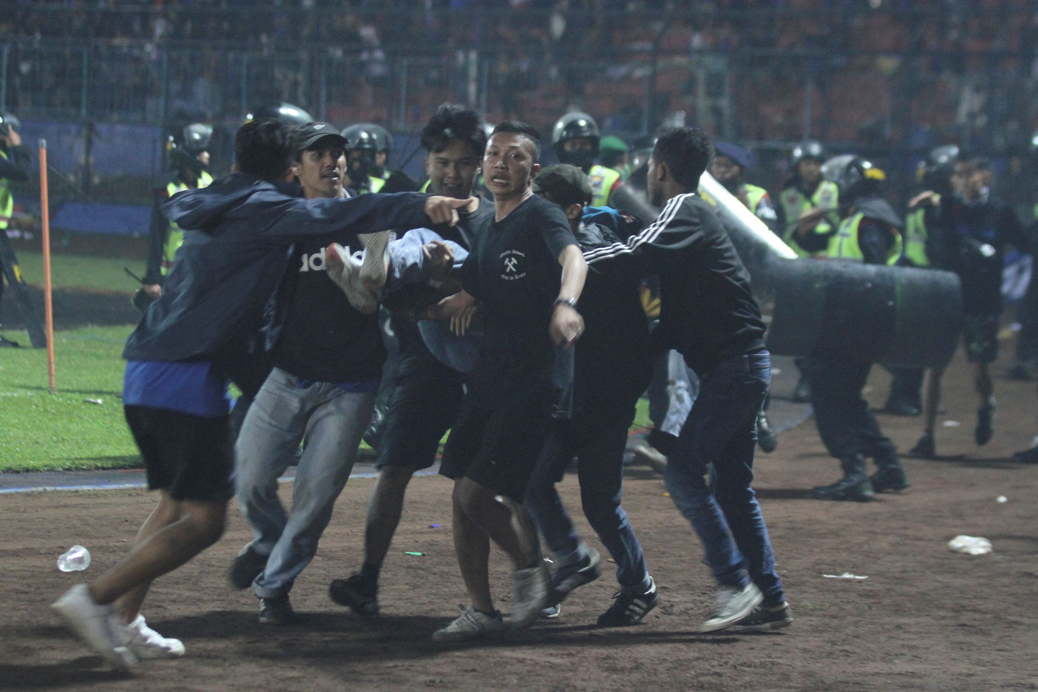 In Indonesien endete ein Fußballmatch mit mindestens 129 Toten. Zu den Ausschreitungen war es nach dem Erstliga-Spiel zwischen Arema FC und Persebaya FC gekommen. Im Anschluss an die 2:3-Niederlage in Malang hatten Tausende Zuschauer den Platz gestürmt. Auf Fotos ist unter anderem ein völlig zerstörtes Auto im Stadion zu sehen. Weitere Bilder zeigen den Platzsturm sowie Rauchschwaden auf dem Platz und auf den Tribünen. Unter den Toten seien auch zwei Mitglieder der Polizei gewesen, sagte Provinzpolizeichef Afinta. Die meisten Menschen seien an Sauerstoffmangel gestorben. Noch rund 180 Menschen sind nach seinen Angaben in Kliniken. Bei den Ausschreitungen wurden überdies 13 Fahrzeuge beschädigt, darunter zehn der Polizei. Die Fussball-Clubs Arema und Persebaya sprachen den Opfern und ihren Familien ihr Beileid aus.
