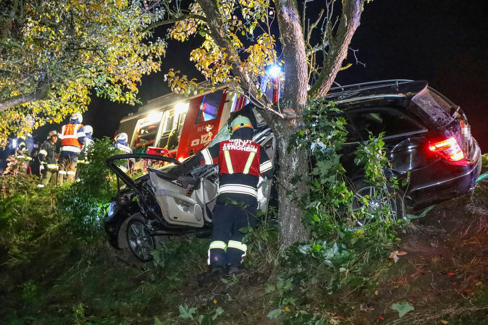 Die Feuerwehr barg den 53-jährigen Lenker.