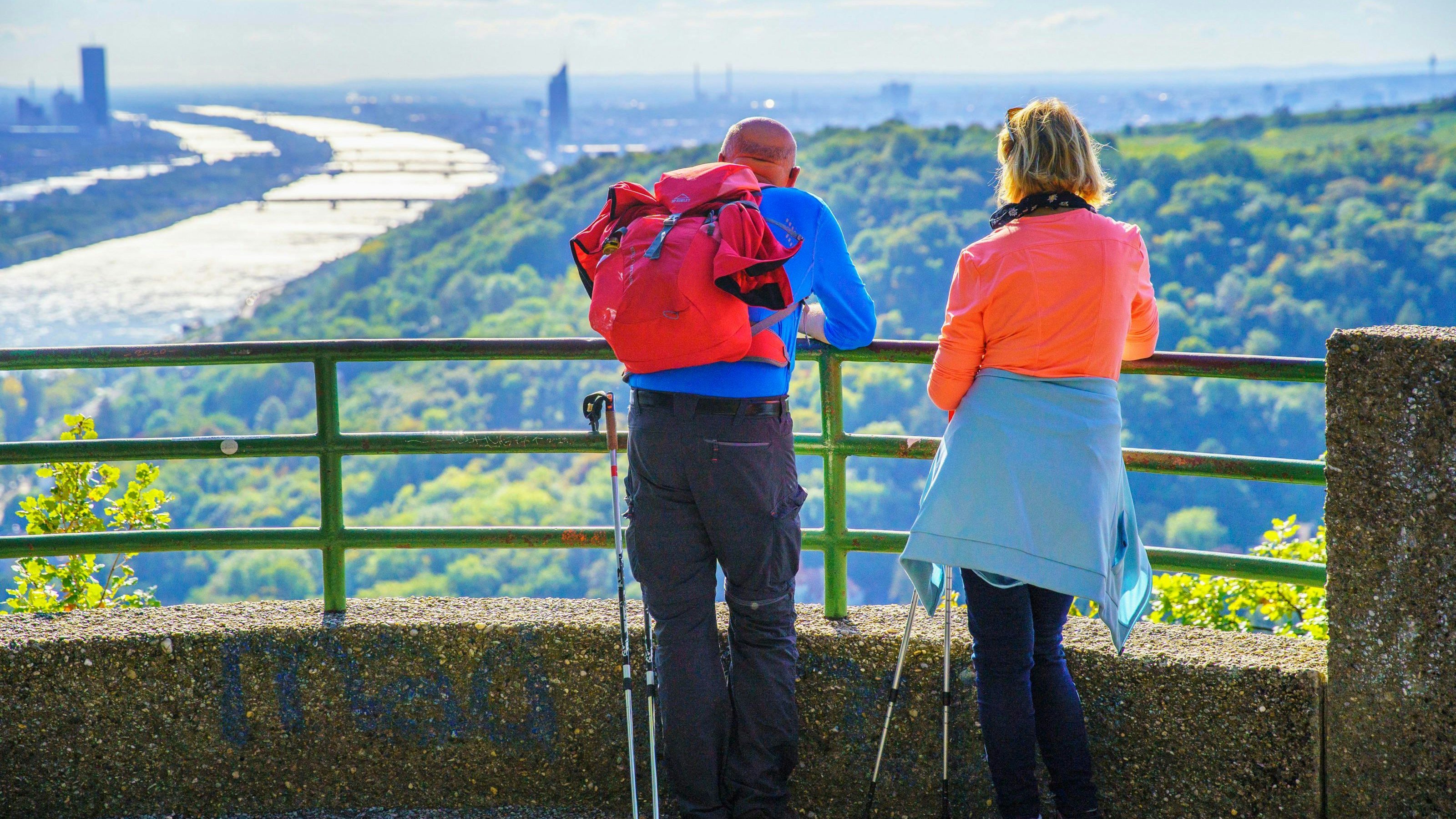 Ein Paar wandert am Nasenweg vom Kahlenbergerdorf auf den Leopoldsberg. Die Aussicht auf Wien ist spektakulär.