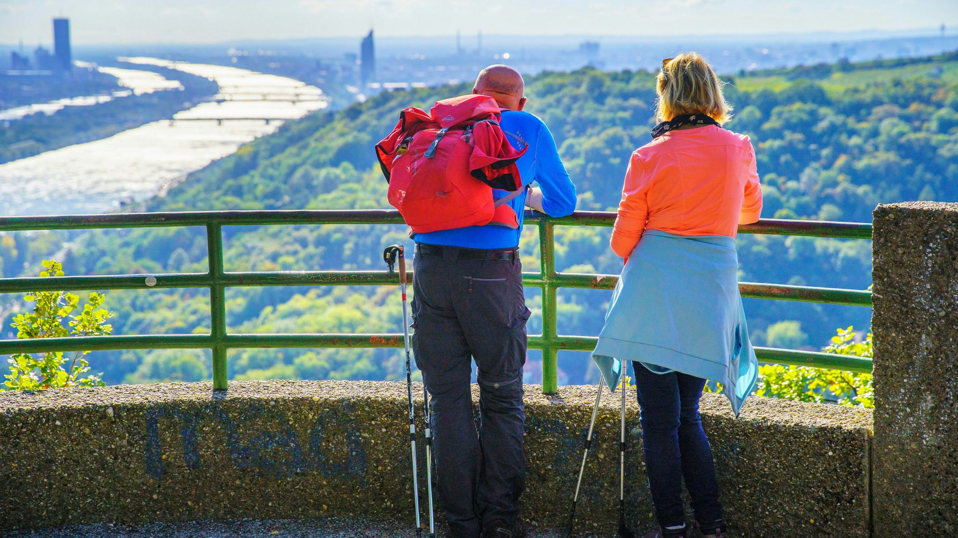 Ein Paar wandert am Nasenweg vom Kahlenbergerdorf auf den Leopoldsberg. Die Aussicht auf Wien ist spektakulär.