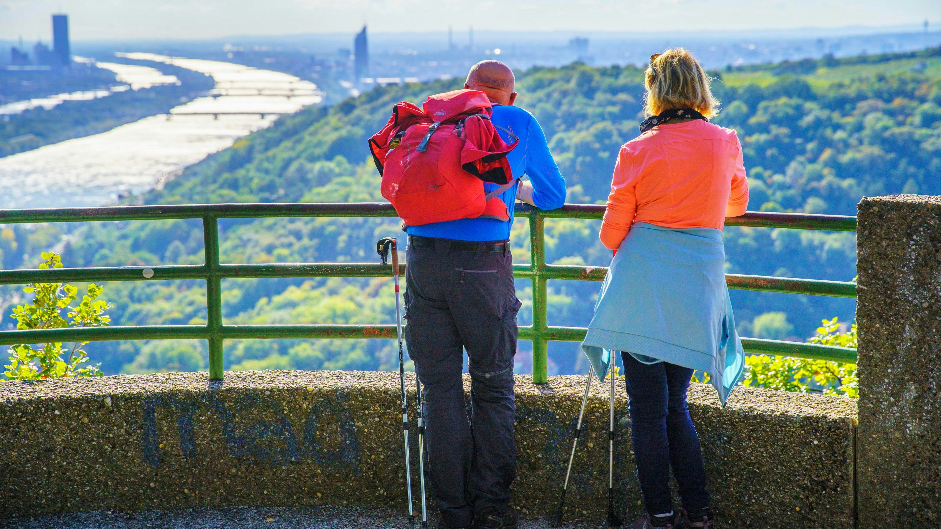 Ein Paar wandert am Nasenweg vom Kahlenbergerdorf auf den Leopoldsberg. Die Aussicht auf Wien ist spektakulär.