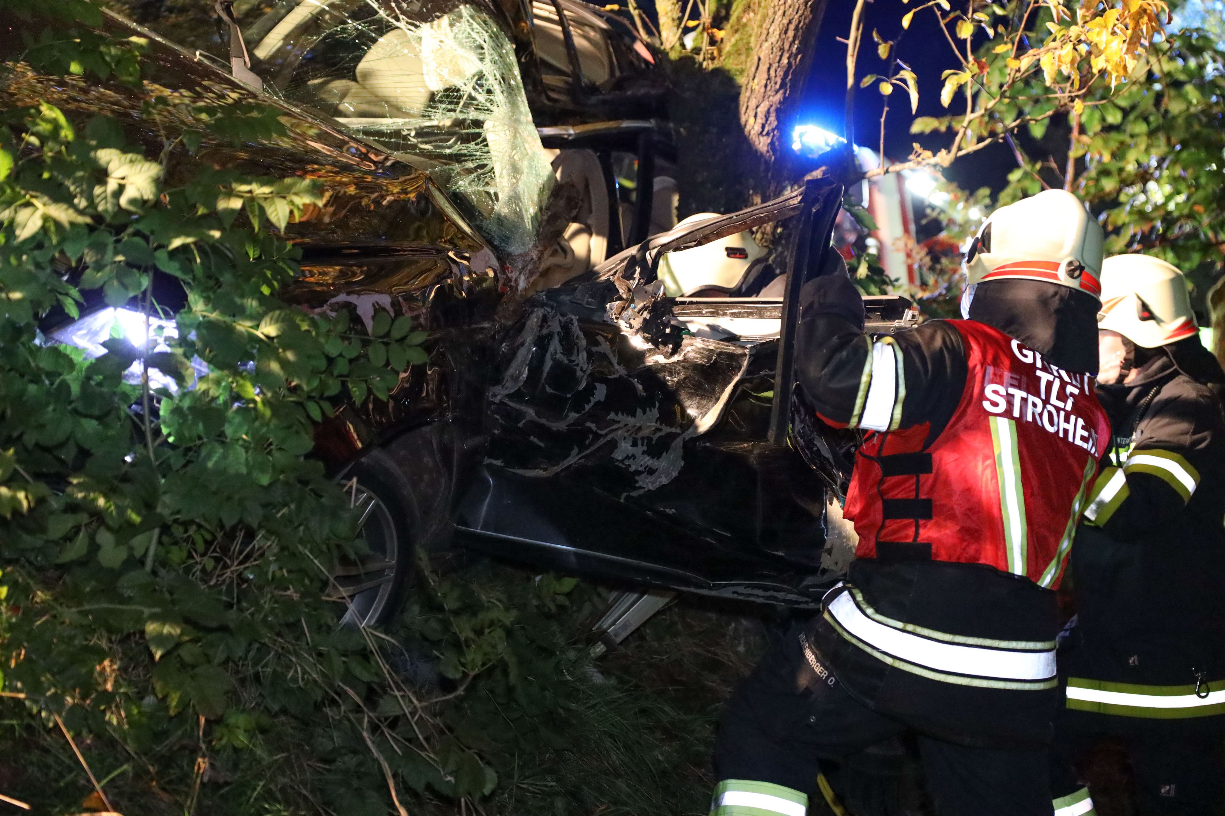 Der Unfalllenker musste aus dem Wrack befreit werden.