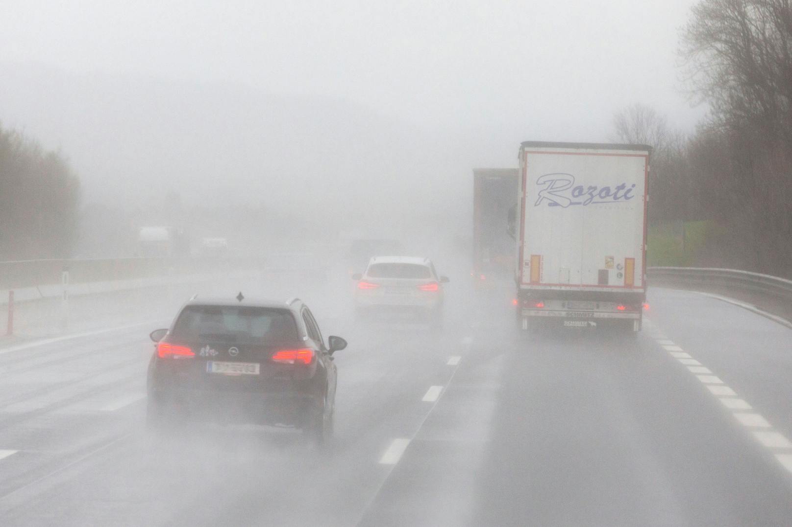 Autobahn-Verkehr bei Regenwetter. (Symbolbild)