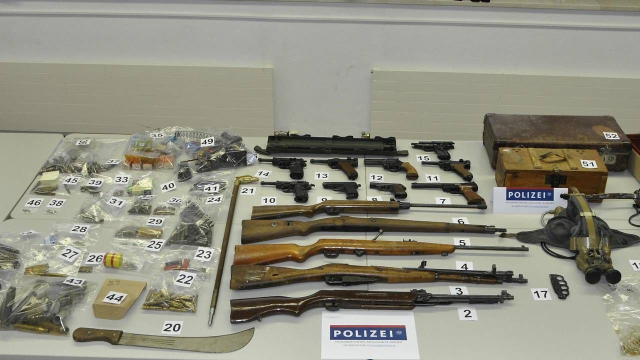 Neben mehreren Lang- und Faustfeuerwaffen fand die Polizei auch einen menschlichen Schädel.