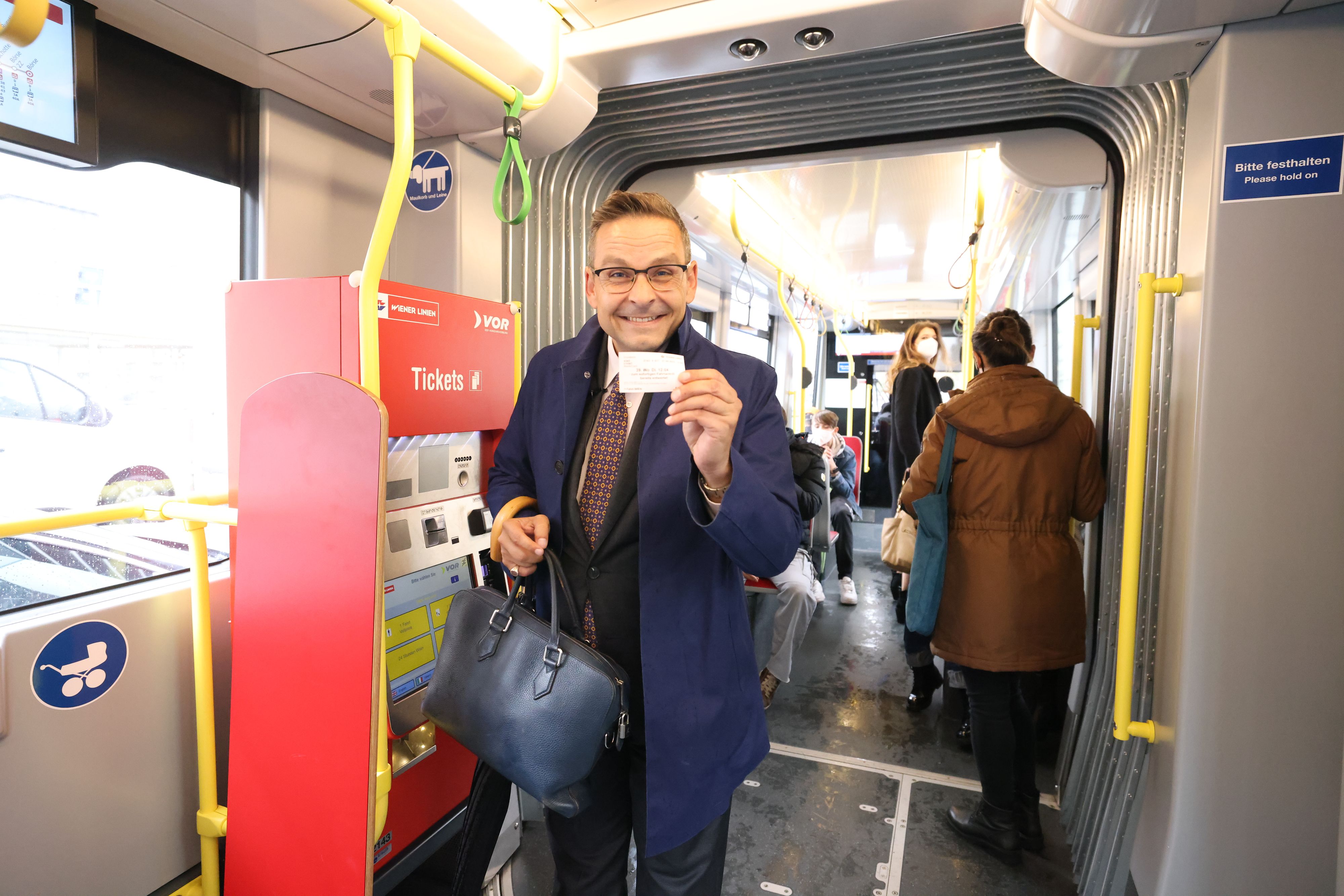 Grosz ist kein Öffi-Stammgast, er braucht einen Fahrschein.