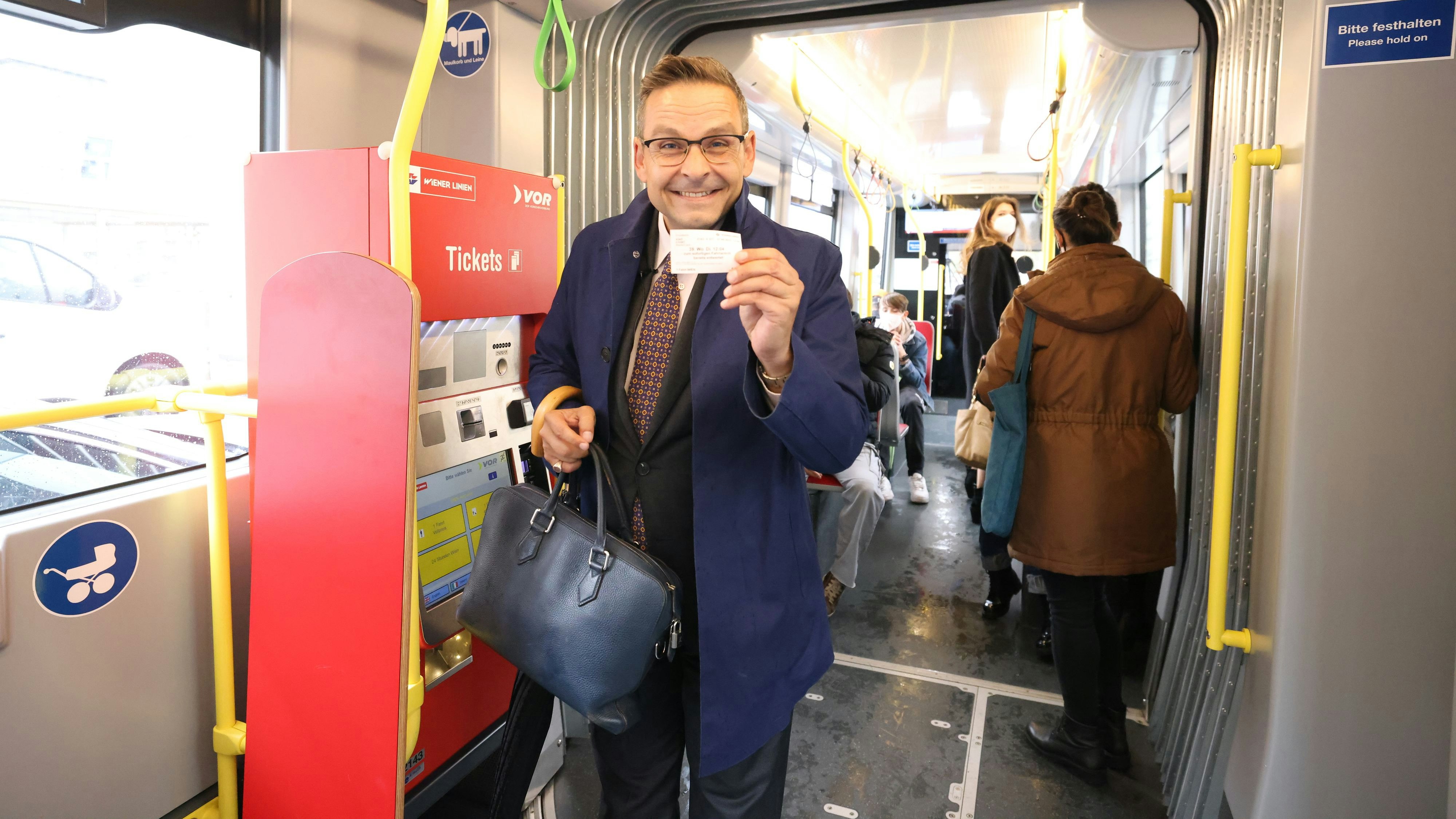 Grosz ist kein Öffi-Stammgast, er braucht einen Fahrschein.