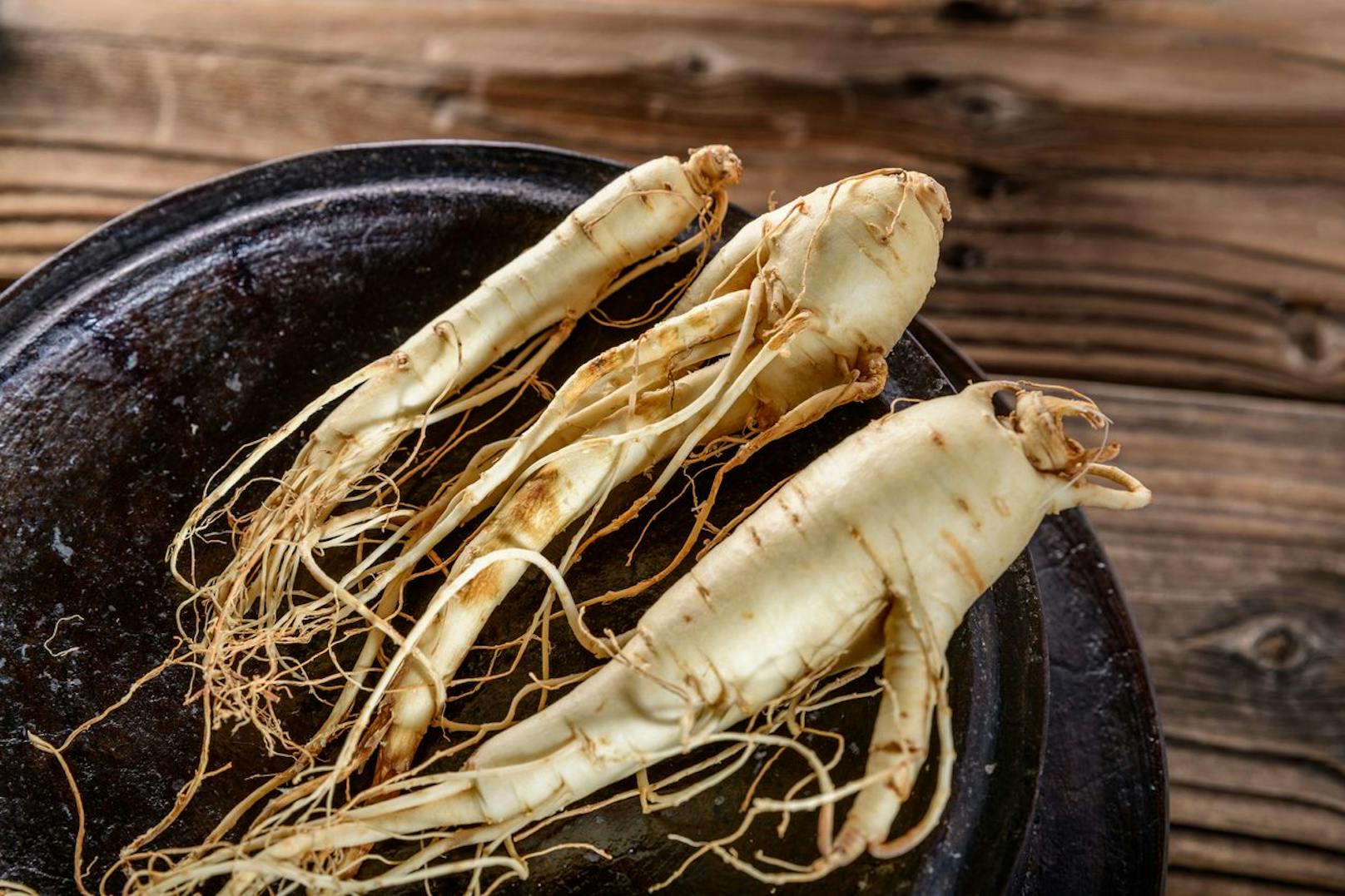 Für körperliche Ausdauer solltest du Gebrauch vom asiatischen Ginseng machen. Diesen kennt man auch unter den Namen Panax Ginseng.