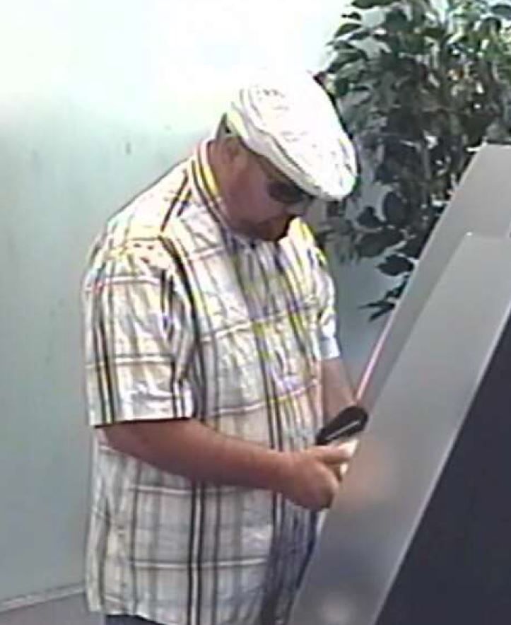 Die Polizei fahndet nach diesem mutmaßlichen Geldtaschen-Dieb. 