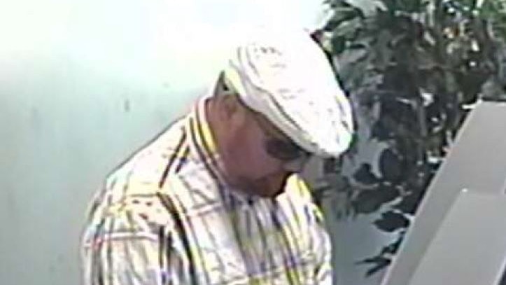 Die Polizei fahndet nach diesem mutmaßlichen Geldtaschen-Dieb. 