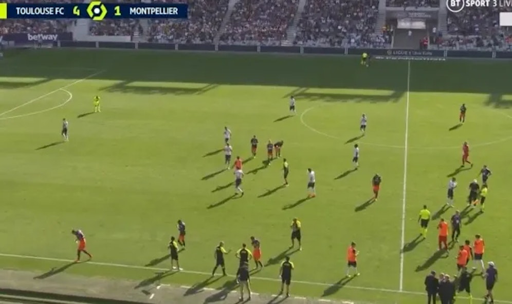 Die Spieler von Toulouse und Montpellier kämpfen mit Atemnot und tränenden Augen.