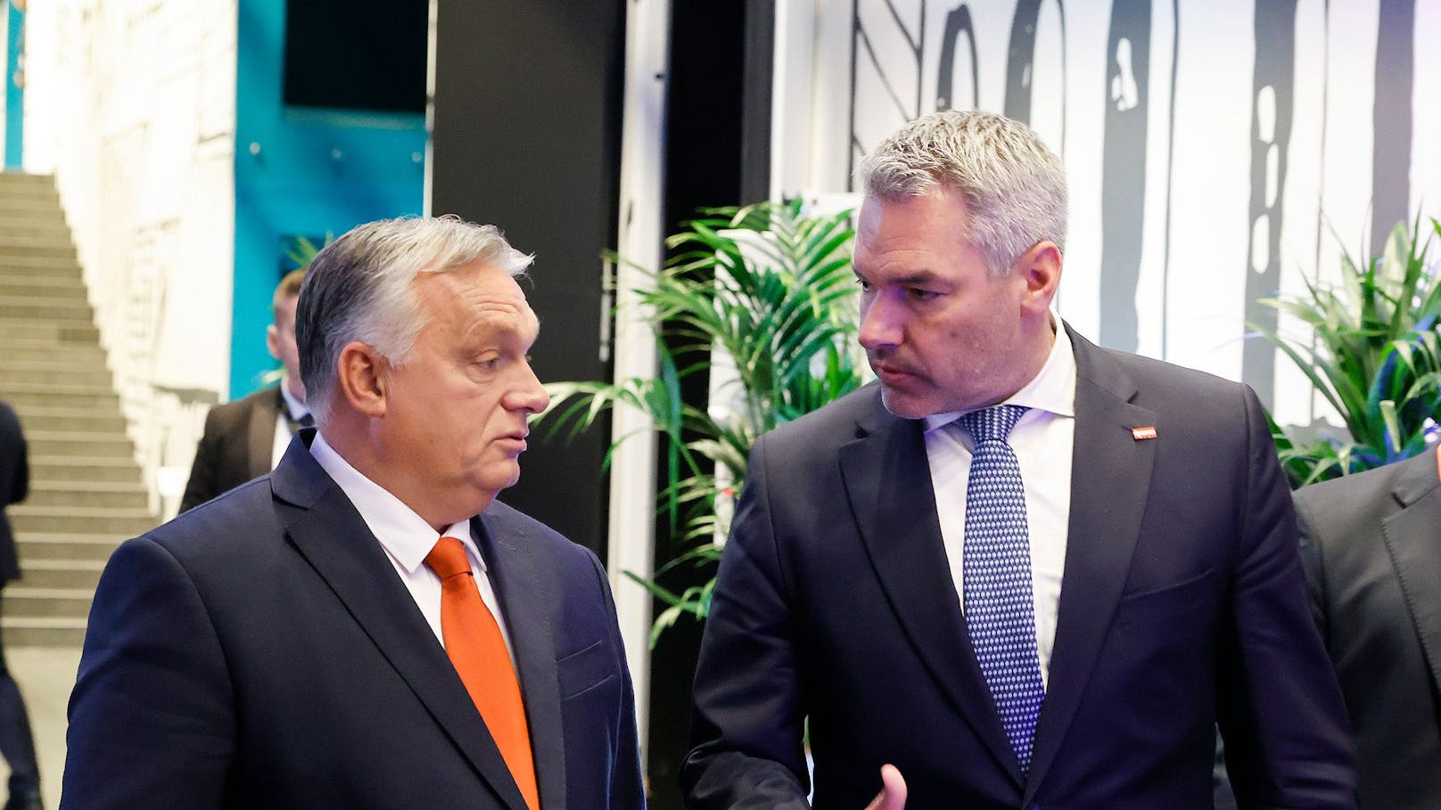 Im intensiven Austausch: Bundeskanzler Karl Nehammer (ÖVP, r.) und Ungarns Ministerpräsident Viktor Orban.