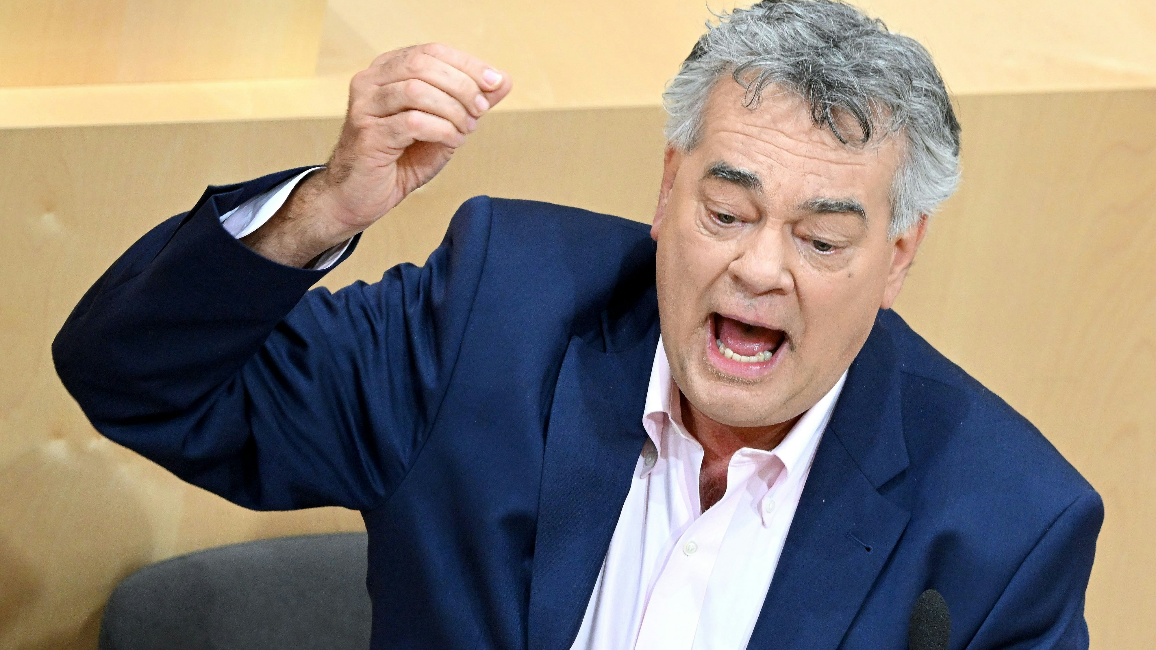 Download von www.picturedesk.com am 03.10.2022 (18:36).  ABD0063_20221003 - WIEN - ÖSTERREICH: Vizekanzler Werner Kogler (Grüne) im Rahmen einer Sondersitzung des Nationalrates im Parlamentsausweichquartier in der Wiener Hofburg am Montag, 3. Oktober 2022. - FOTO: APA/ROLAND SCHLAGER - 20221003_PD3949 - Rechteinfo: Rights Managed (RM)