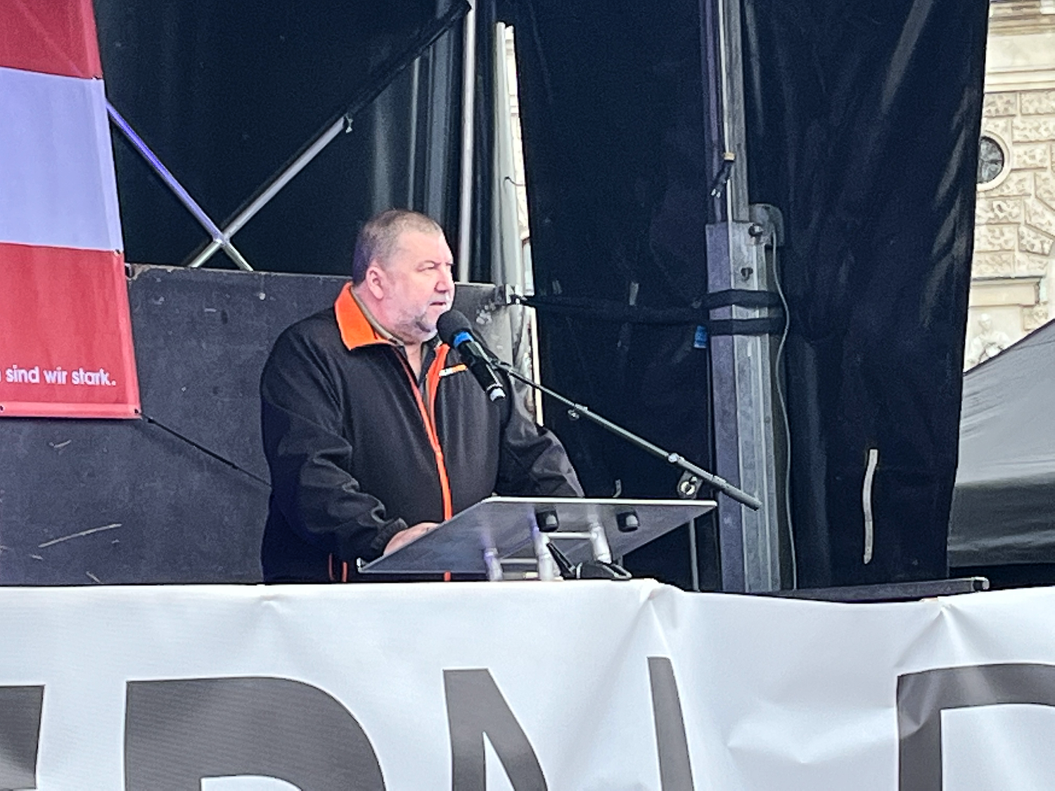 Schlaustrom-Chef Jürgen Meinhart trat am Sonntag bei einer Corona-Demo in Wien auf.