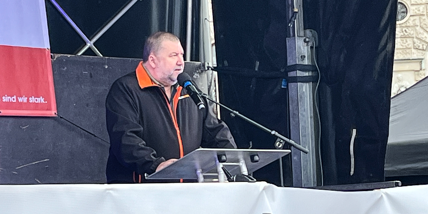 Schlaustrom-Chef Jürgen Meinhart trat am Sonntag bei einer Corona-Demo in Wien auf.