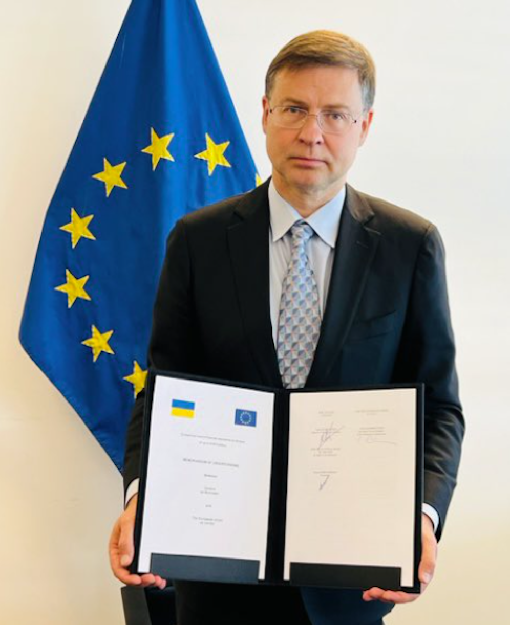 Vizepräsident Valdis Dombrovskis mit der aktuellen Absichtserklärung: Fünf Milliarden Euro fließen in die Ukraine.