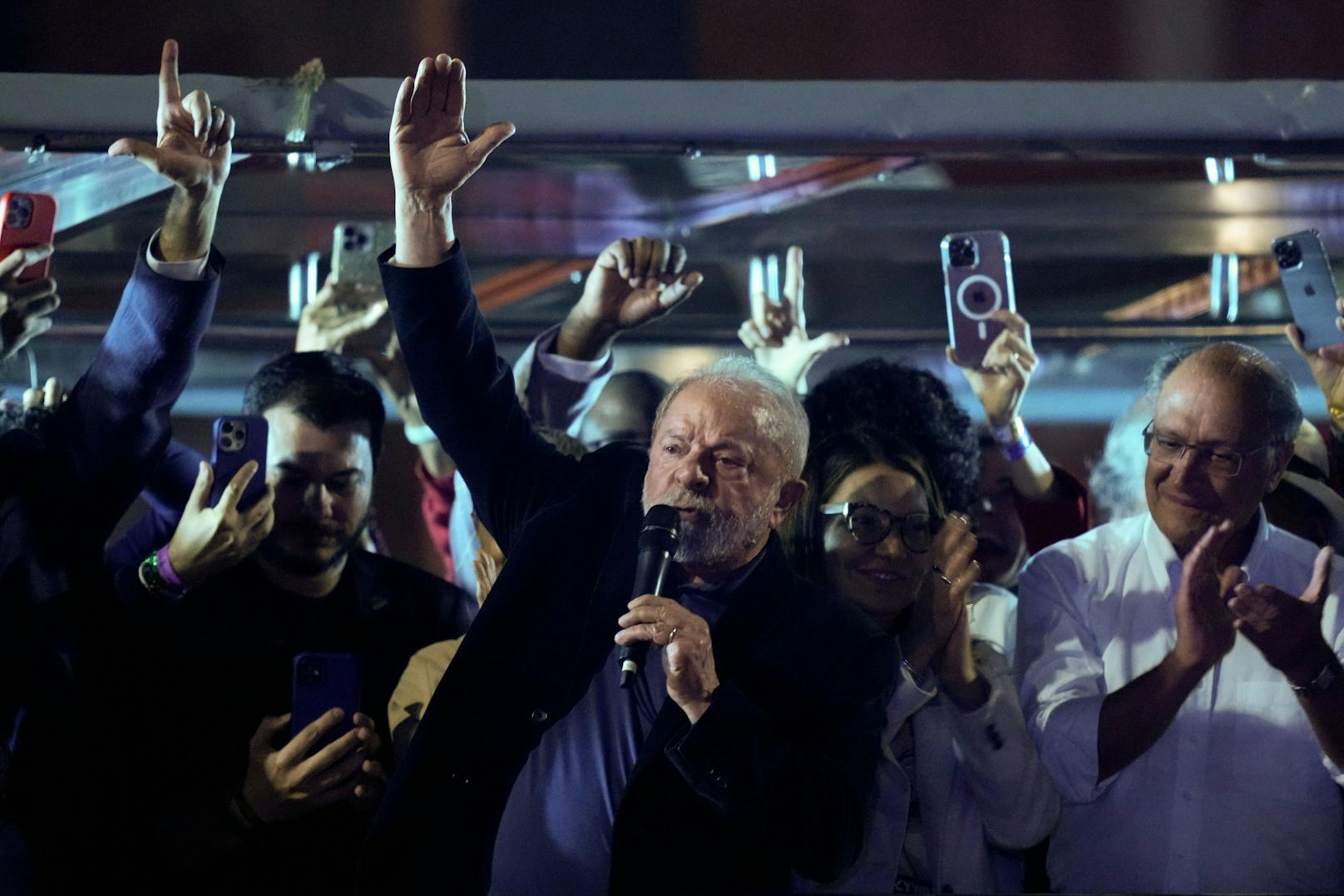 Luiz Inácio Lula da Silva hat die erste Runde der Präsidentenwahl in Brasilien knapp für sich entschieden.