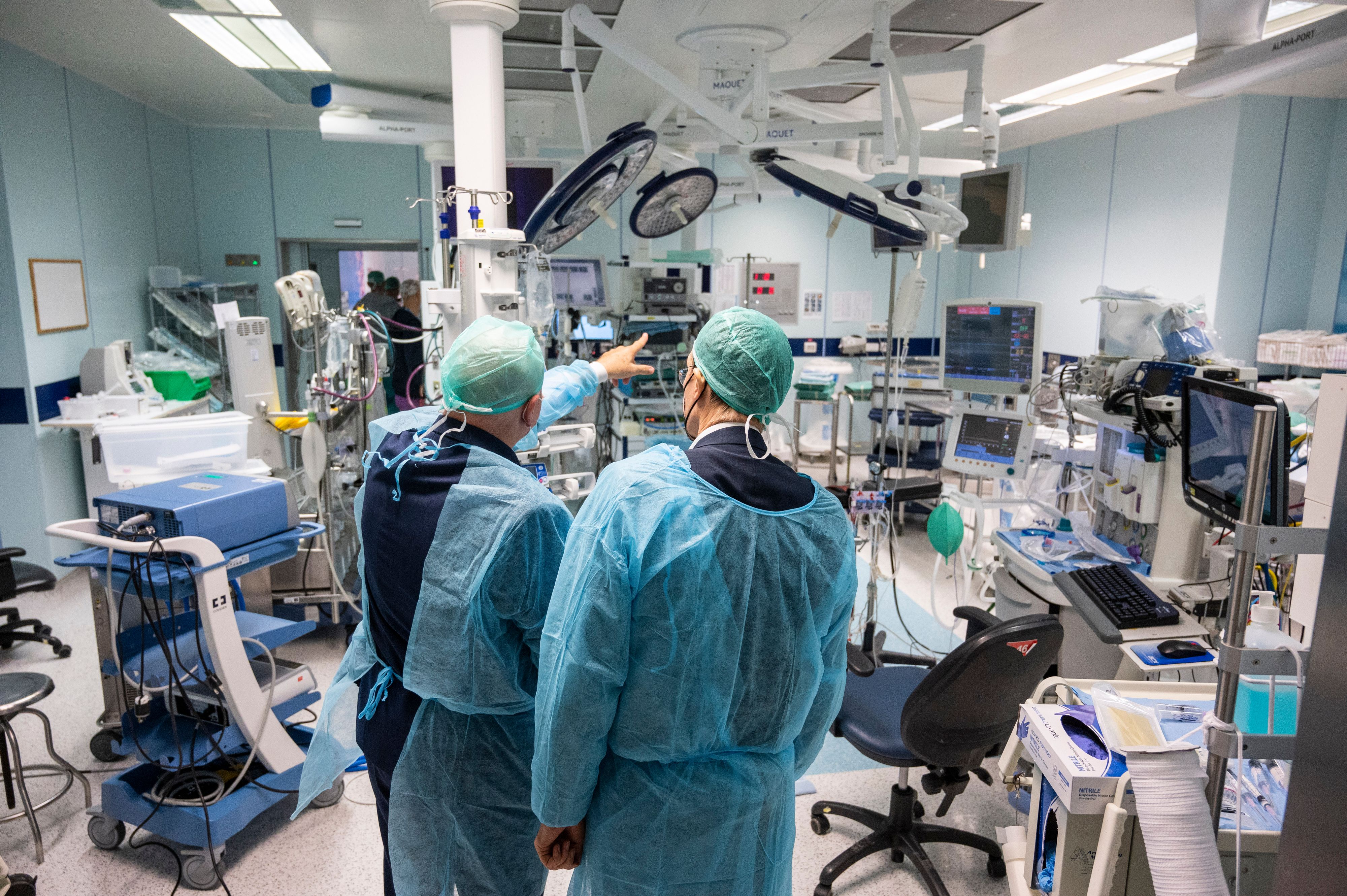 Download von www.picturedesk.com am 03.10.2022 (15:27).  11 September 2022, Israel, Jerusalem: Karl Lauterbach (SPD, r), Federal Minister of Health, stands in an operating room with Yoram Weiss, Director General of the Hadassah Medical Organization, wearing protective clothing during a visit to Hadassah Hospital. For the minister, the focus in Israel is on German-Israeli friendship, joint pandemic response and Israel as a role model for the digitalization of healthcare. Photo: Christophe Gateau/dpa - 20220911_PD5816 - Rechteinfo: Rights Managed (RM)